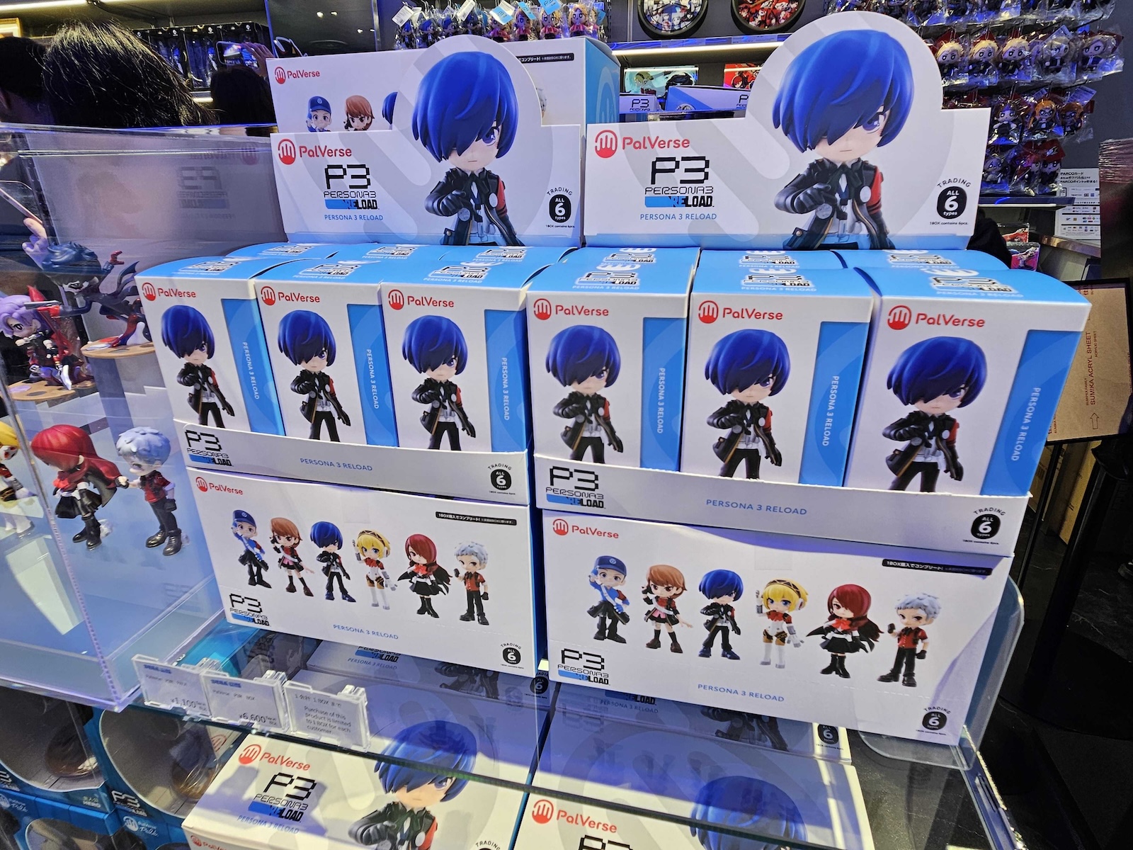 左からソニック、ジャスティン・スカルポーネ氏（セガ 常務執行役員 トランスメディア事業本部長）、内海州史氏（セガ 代表取締役 社長執行役員COO）、河村康輔氏（アーティスト/グラフィックデザイナー）、平松有吾氏（渋谷PARCO 店長）