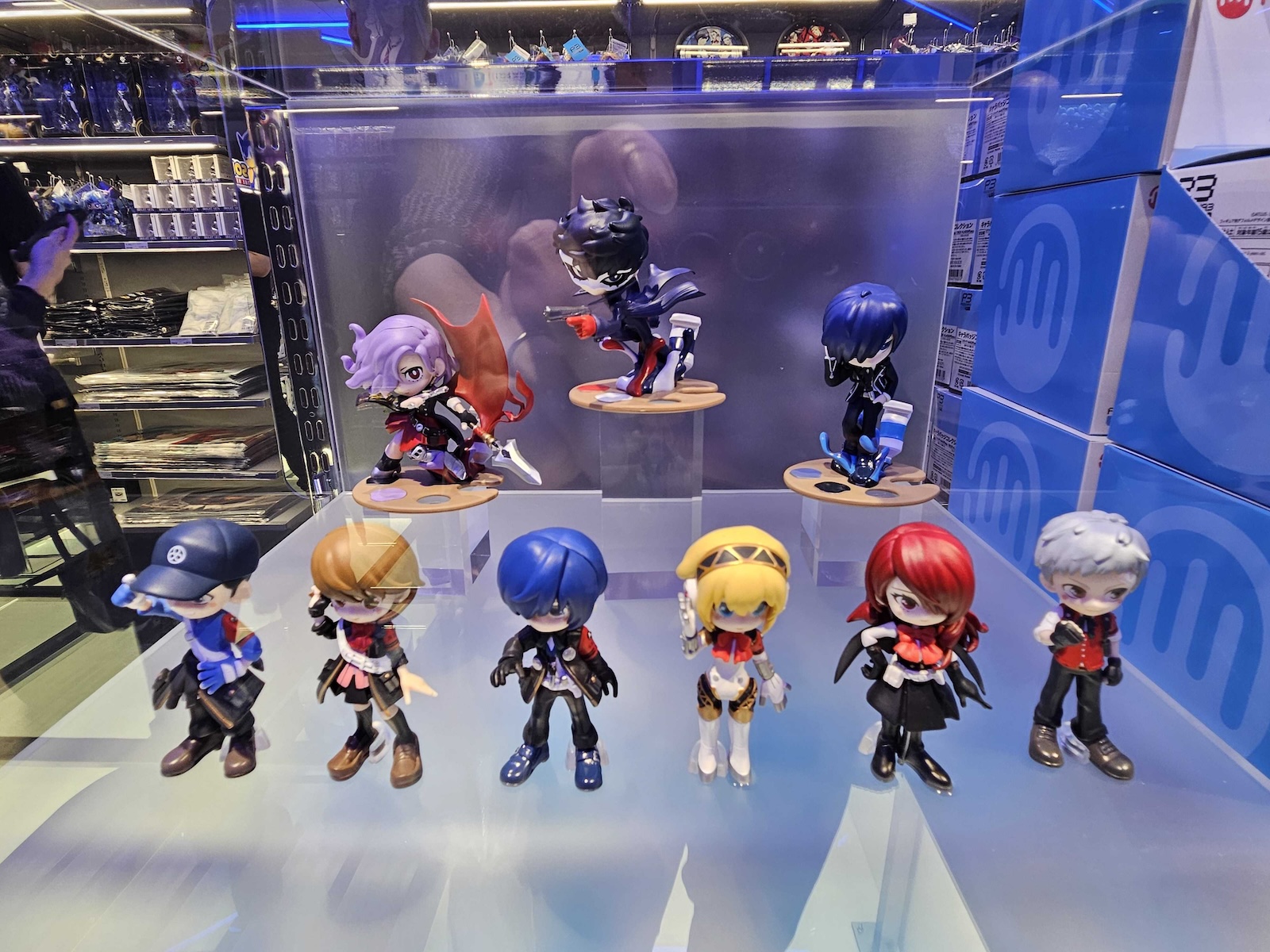 左からソニック、ジャスティン・スカルポーネ氏（セガ 常務執行役員 トランスメディア事業本部長）、内海州史氏（セガ 代表取締役 社長執行役員COO）、河村康輔氏（アーティスト/グラフィックデザイナー）、平松有吾氏（渋谷PARCO 店長）