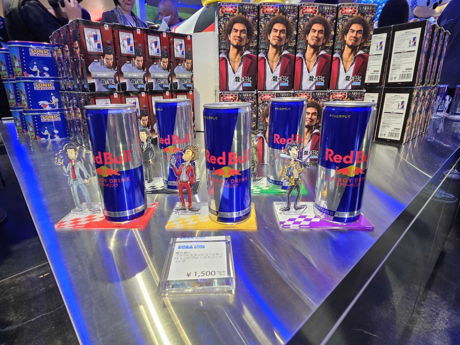 左からソニック、ジャスティン・スカルポーネ氏（セガ 常務執行役員 トランスメディア事業本部長）、内海州史氏（セガ 代表取締役 社長執行役員COO）、河村康輔氏（アーティスト/グラフィックデザイナー）、平松有吾氏（渋谷PARCO 店長）