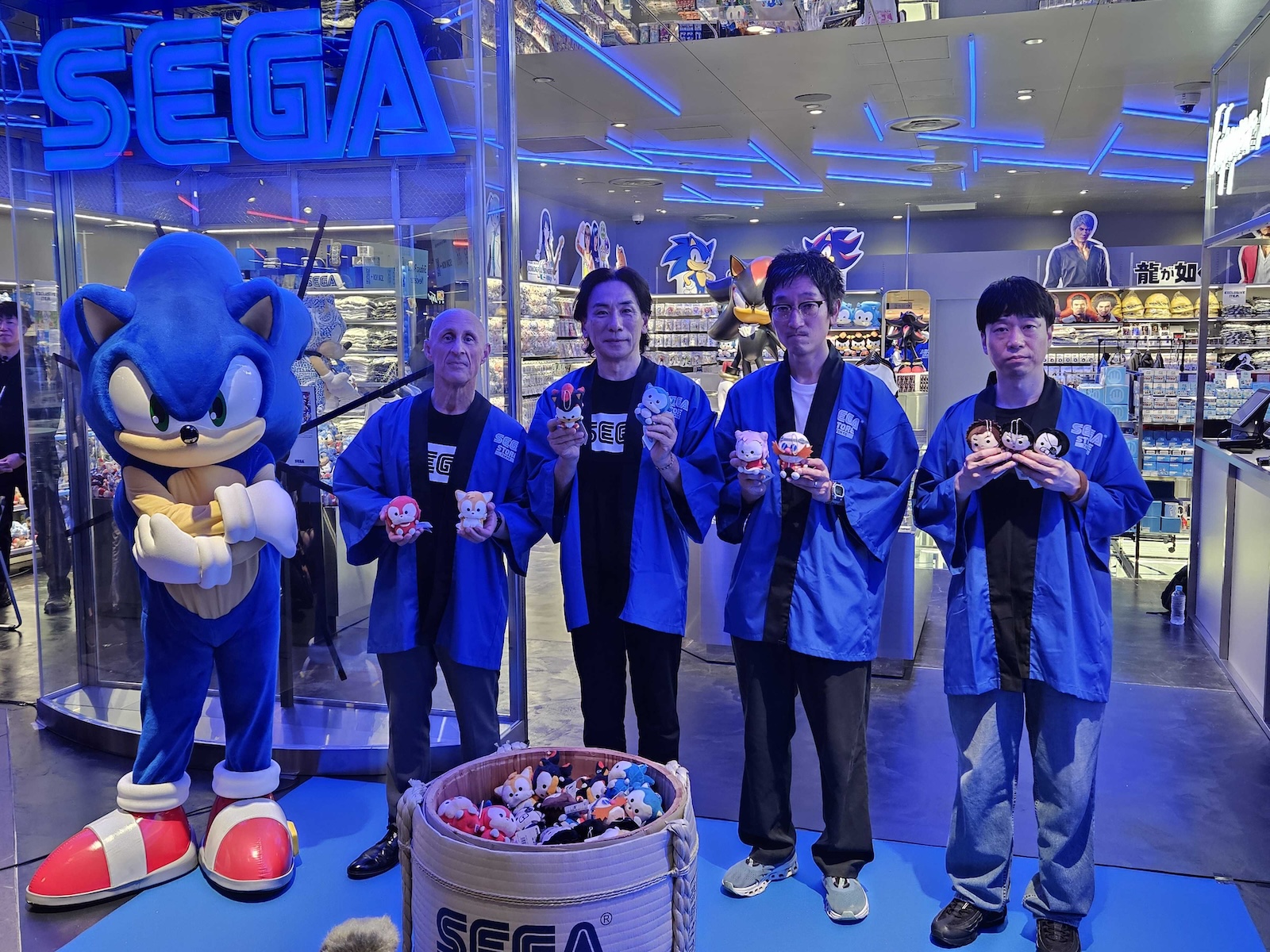 左からソニック、ジャスティン・スカルポーネ氏（セガ 常務執行役員 トランスメディア事業本部長）、内海州史氏（セガ 代表取締役 社長執行役員COO）、河村康輔氏（アーティスト/グラフィックデザイナー）、平松有吾氏（渋谷PARCO 店長）