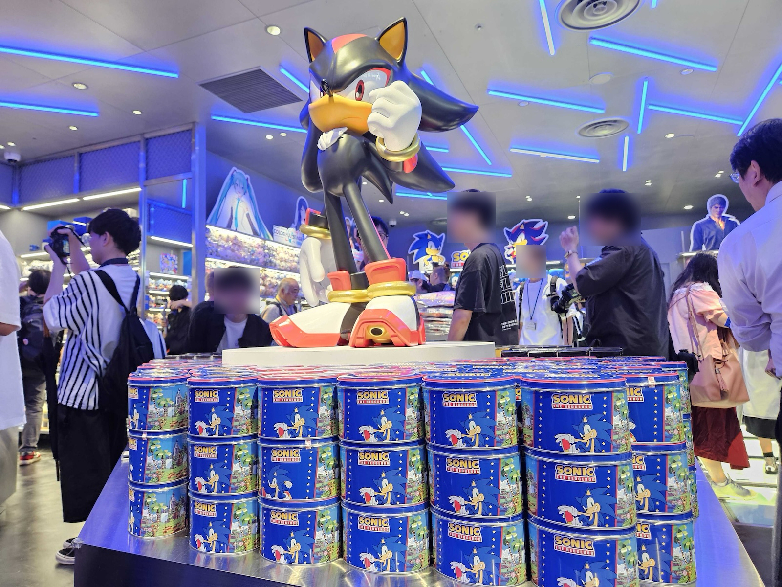 左からソニック、ジャスティン・スカルポーネ氏（セガ 常務執行役員 トランスメディア事業本部長）、内海州史氏（セガ 代表取締役 社長執行役員COO）、河村康輔氏（アーティスト/グラフィックデザイナー）、平松有吾氏（渋谷PARCO 店長）