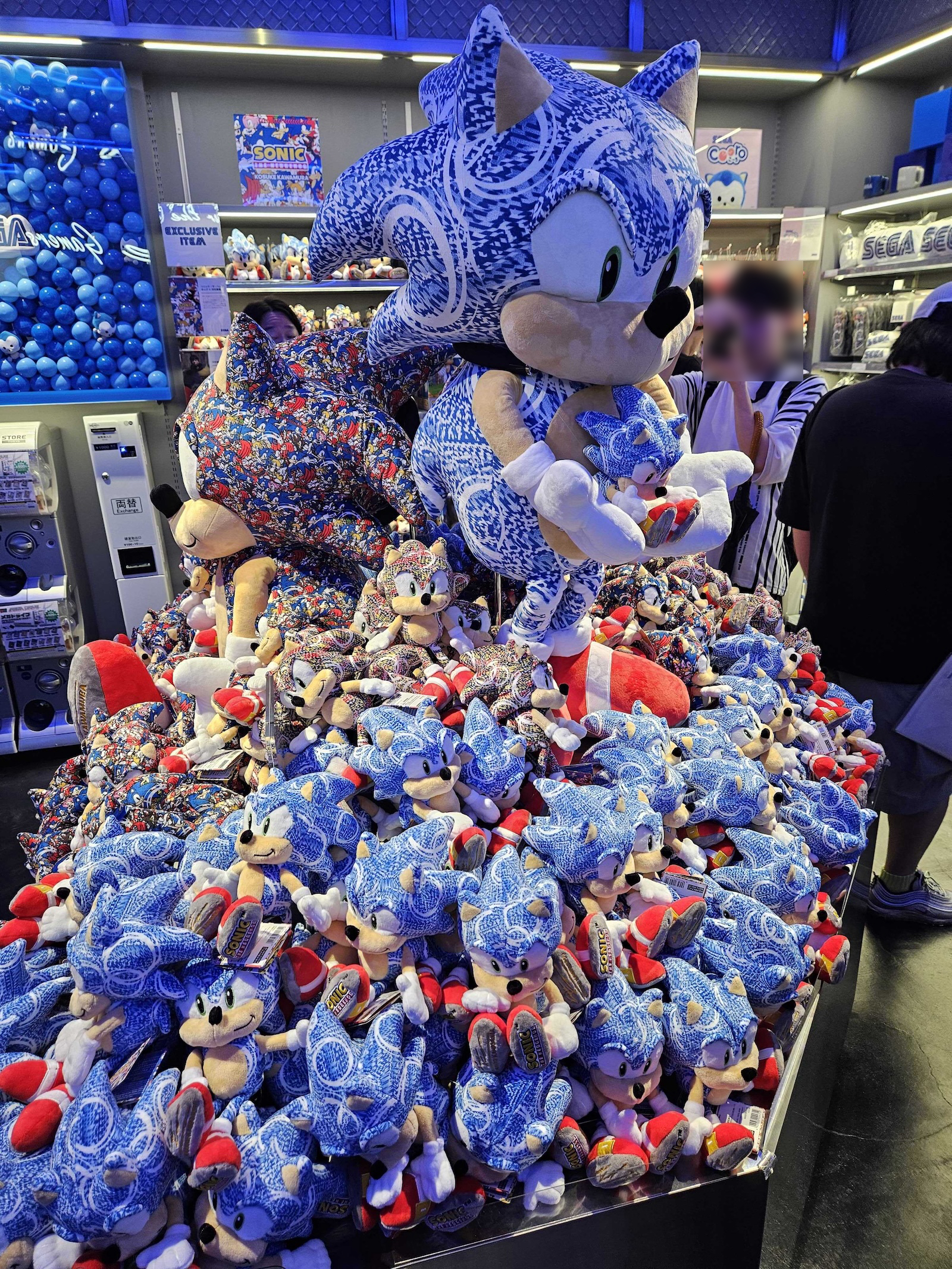 左からソニック、ジャスティン・スカルポーネ氏（セガ 常務執行役員 トランスメディア事業本部長）、内海州史氏（セガ 代表取締役 社長執行役員COO）、河村康輔氏（アーティスト/グラフィックデザイナー）、平松有吾氏（渋谷PARCO 店長）