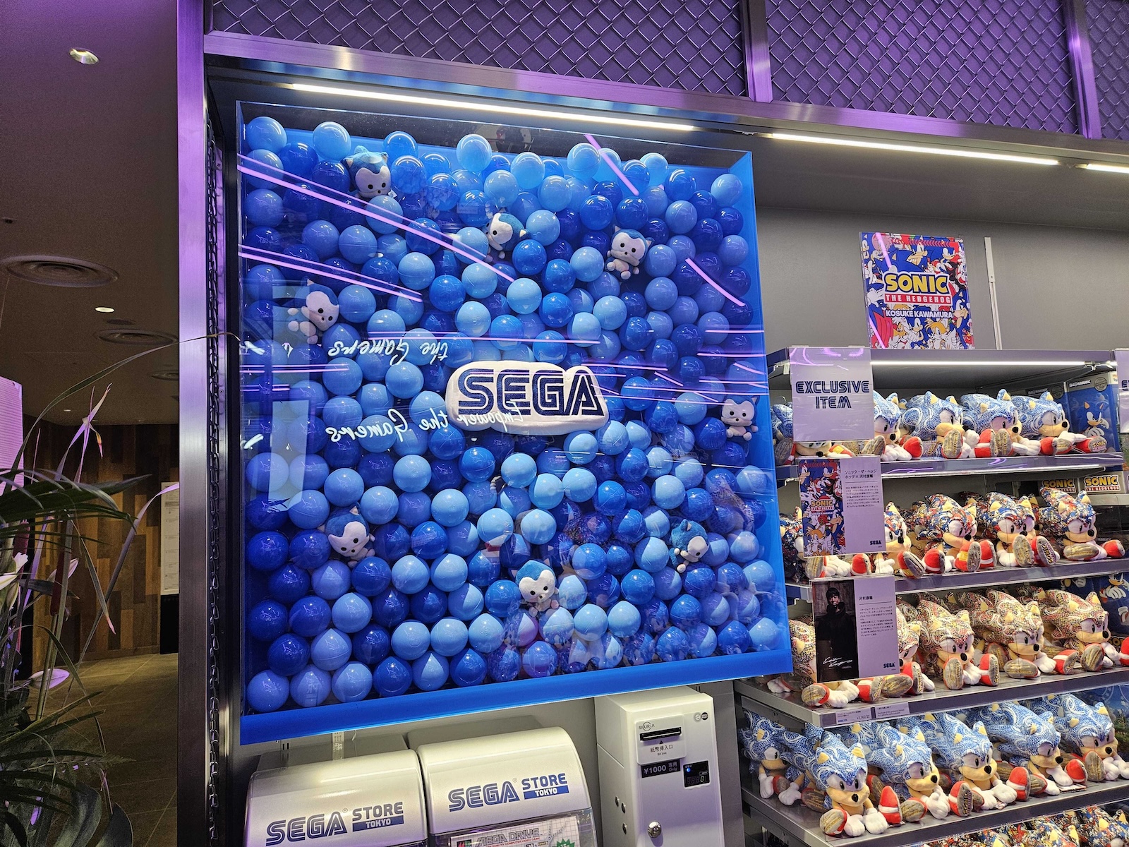 左からソニック、ジャスティン・スカルポーネ氏（セガ 常務執行役員 トランスメディア事業本部長）、内海州史氏（セガ 代表取締役 社長執行役員COO）、河村康輔氏（アーティスト/グラフィックデザイナー）、平松有吾氏（渋谷PARCO 店長）