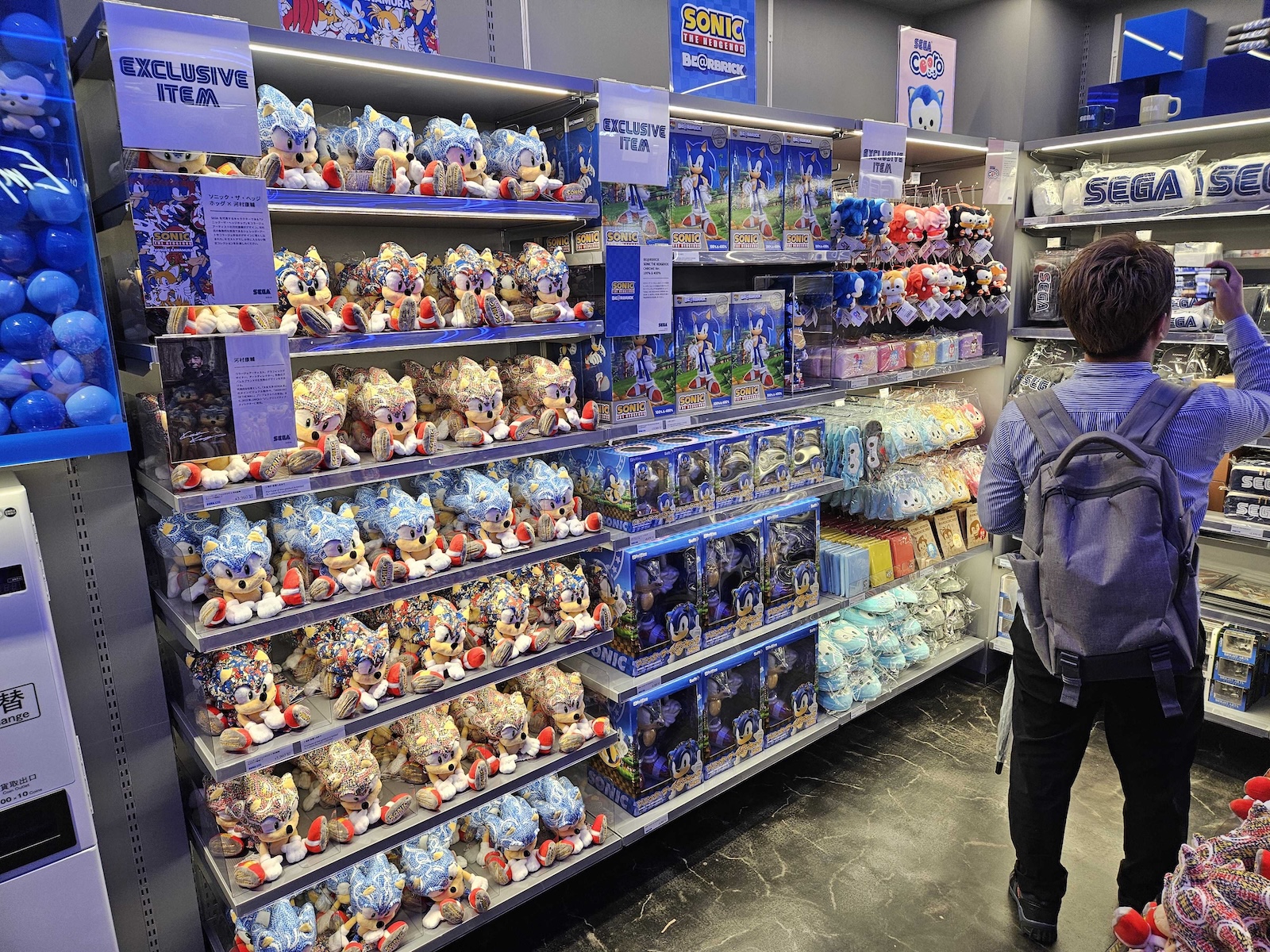 左からソニック、ジャスティン・スカルポーネ氏（セガ 常務執行役員 トランスメディア事業本部長）、内海州史氏（セガ 代表取締役 社長執行役員COO）、河村康輔氏（アーティスト/グラフィックデザイナー）、平松有吾氏（渋谷PARCO 店長）