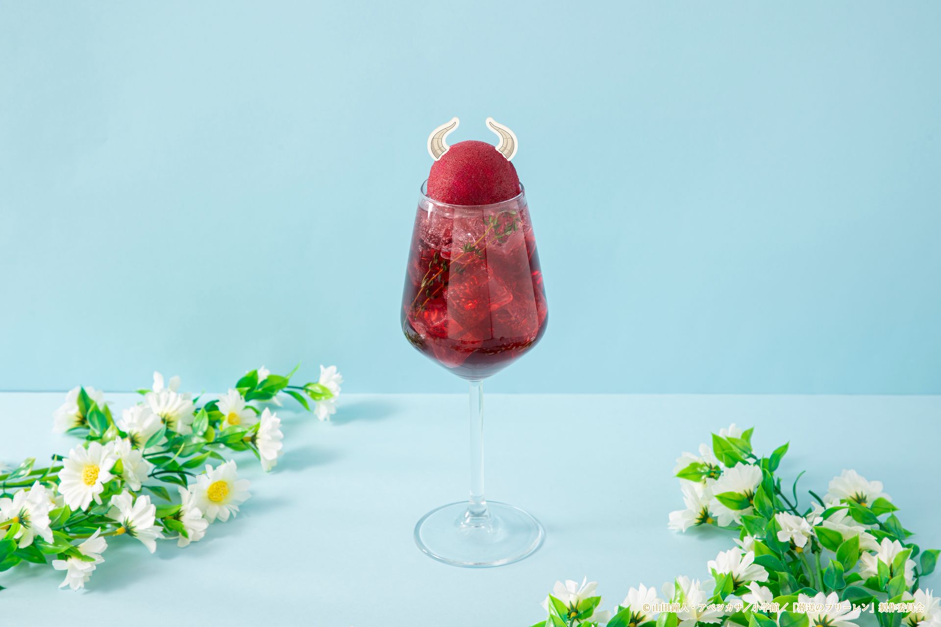 「断頭台のアウラ」価格：1,190円/断頭台のアウラをイメージしたカシスとぶどうのソーダフロート