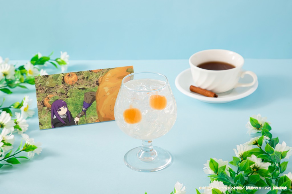 「物を浮かす魔法」価格：990円/カボチャ型のグミを浮かせた、ゼリー入りのレモネード。報酬として温かいお茶がついている