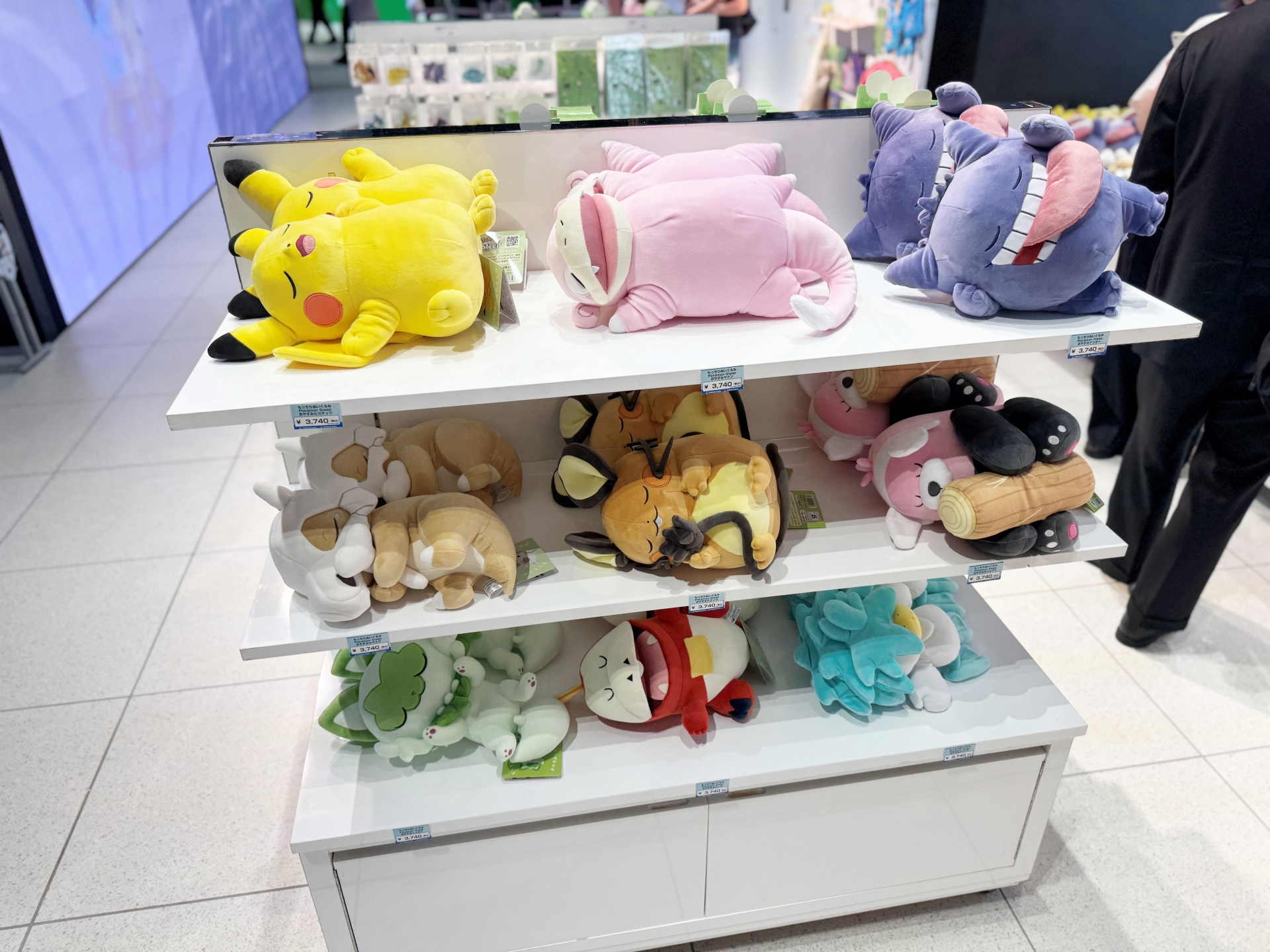 「ポケモンスリープ」のぬいぐるみなど、オリジナルグッズ以外の販売もある