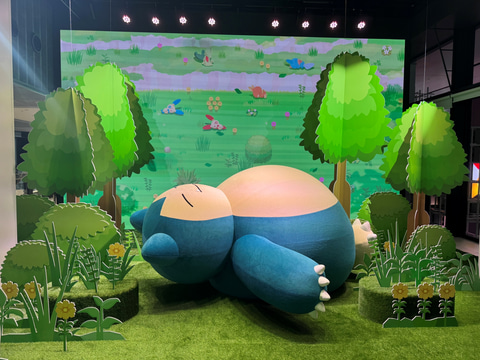 渋谷に「ポケスリ」巨大カビゴン、新グッズが登場！ 撮り下ろし