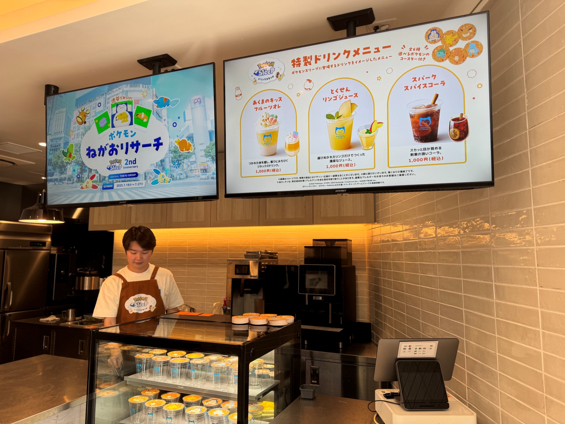 ドリンクスタンドでは、ゲーム内のものを再現したドリンクを提供。注文するとコースターがもらえる