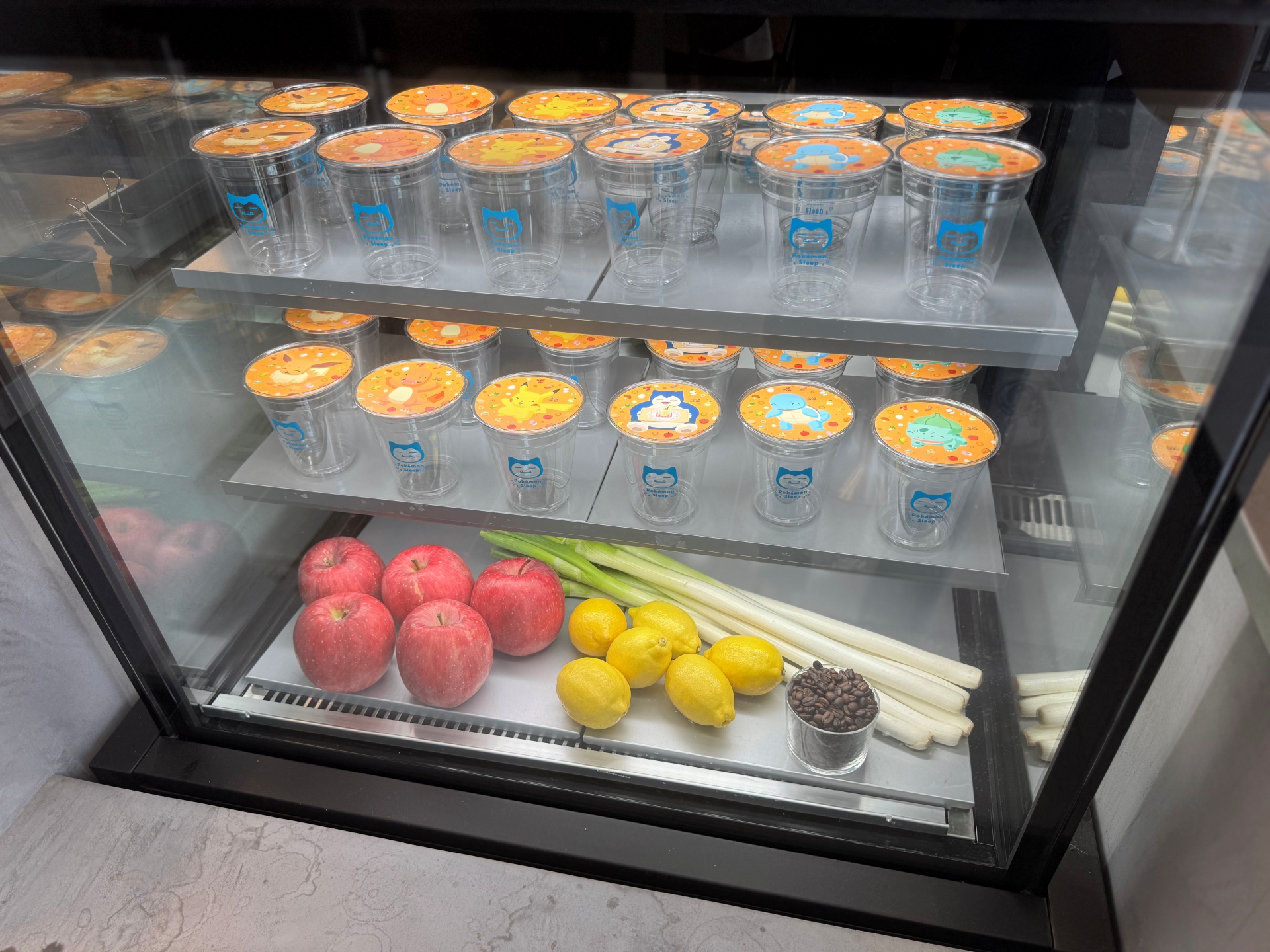 ドリンクスタンドでは、ゲーム内のものを再現したドリンクを提供。注文するとコースターがもらえる