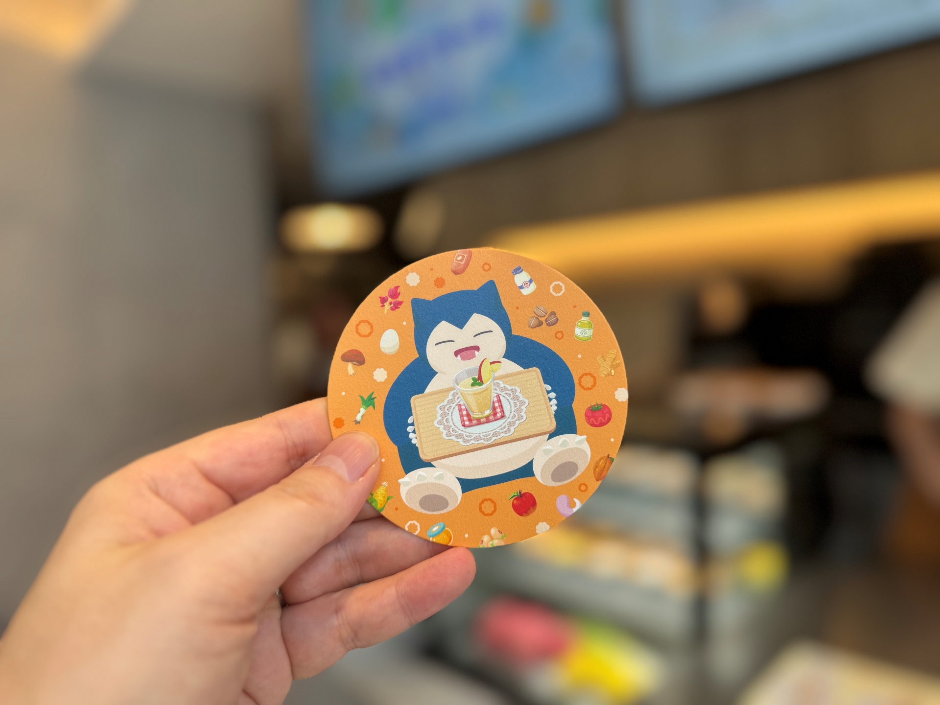 ドリンクスタンドでは、ゲーム内のものを再現したドリンクを提供。注文するとコースターがもらえる