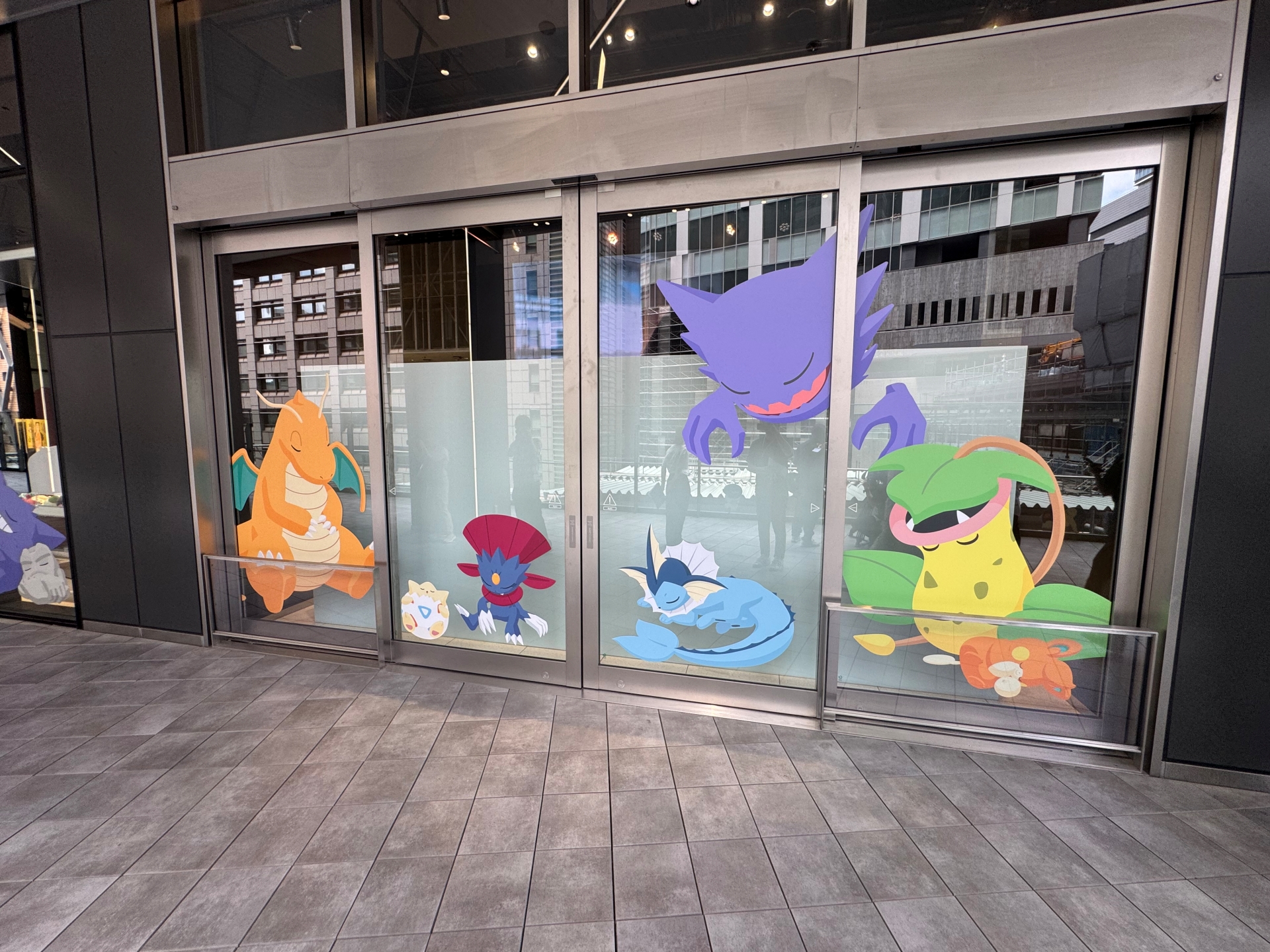 ガラス面のポケモンは等身大とのこと