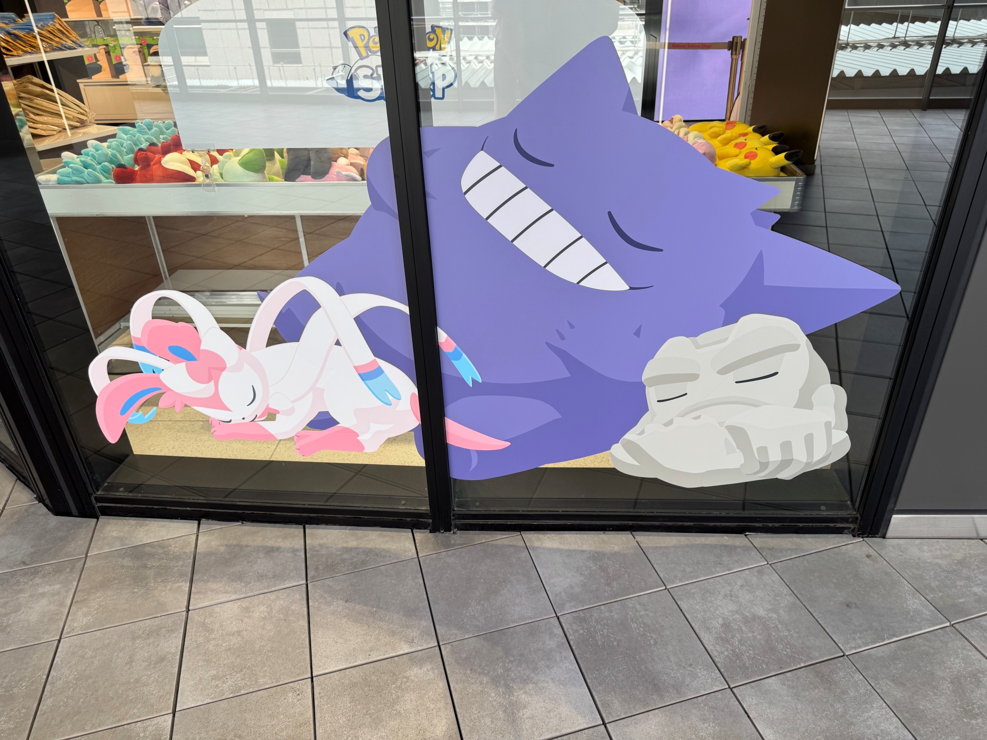 ガラス面のポケモンは等身大とのこと