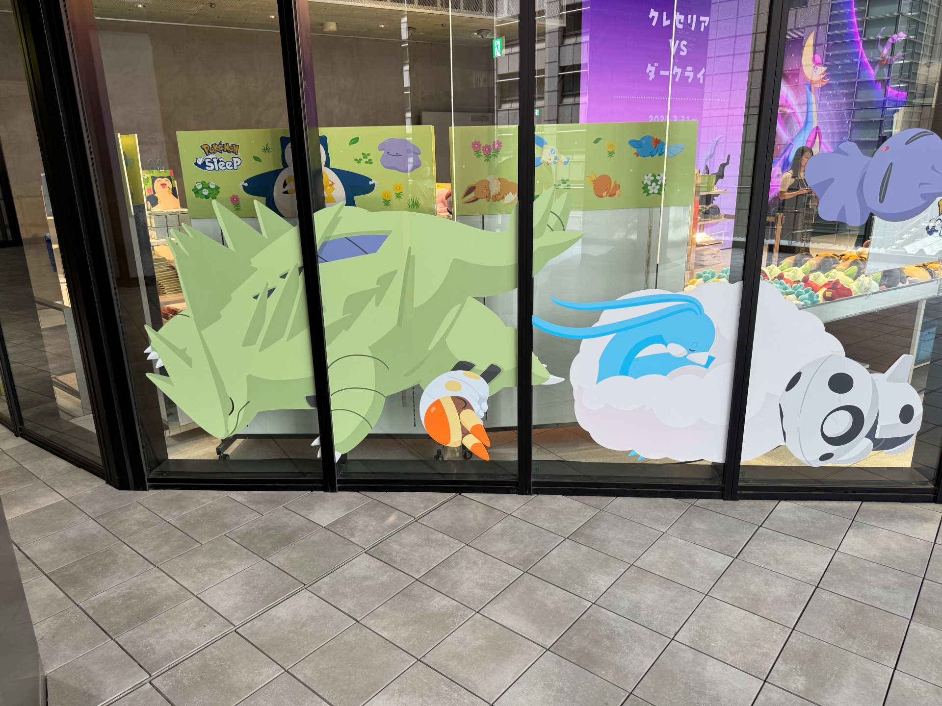 ガラス面のポケモンは等身大とのこと