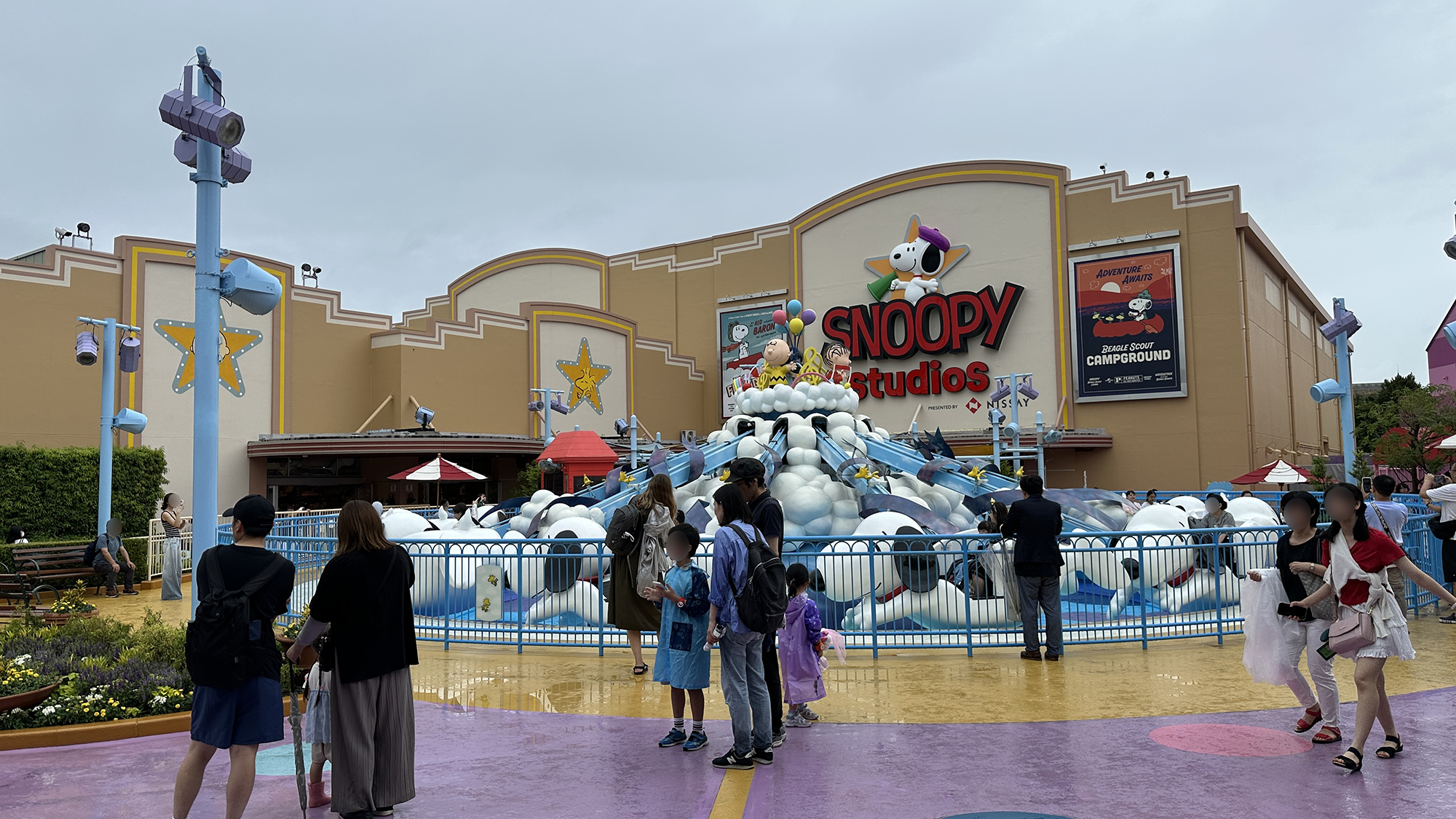 あいにくの雨天だが、全天候型の「スヌーピー・スタジオ」には関係なし！