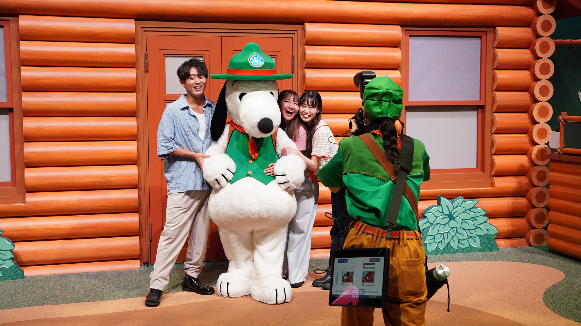 スヌーピーと触れ合いつつ、記念撮影