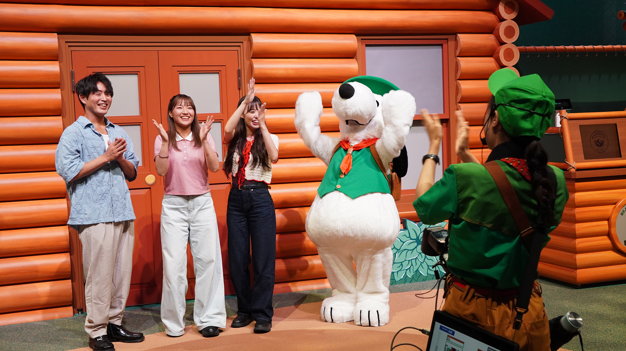 スヌーピーと触れ合いつつ、記念撮影