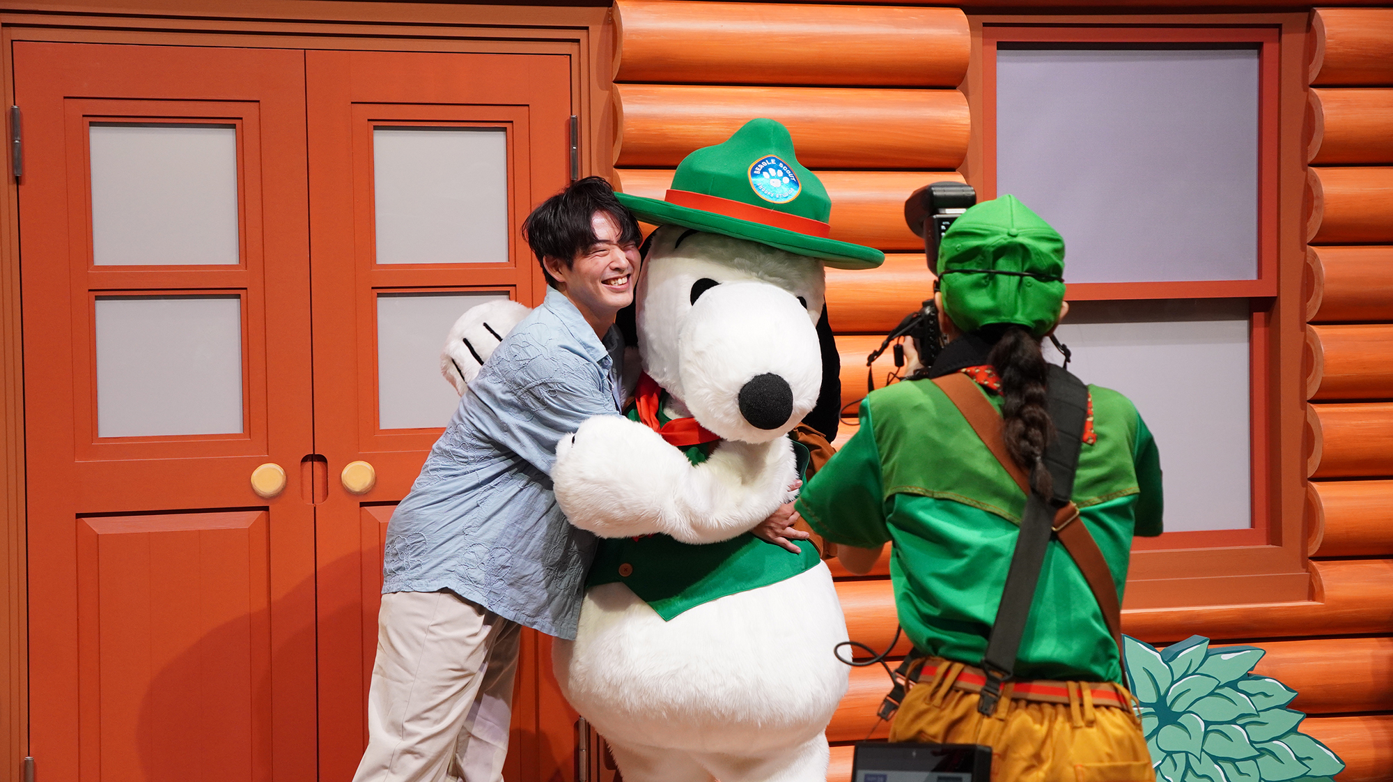 スヌーピーと触れ合いつつ、記念撮影