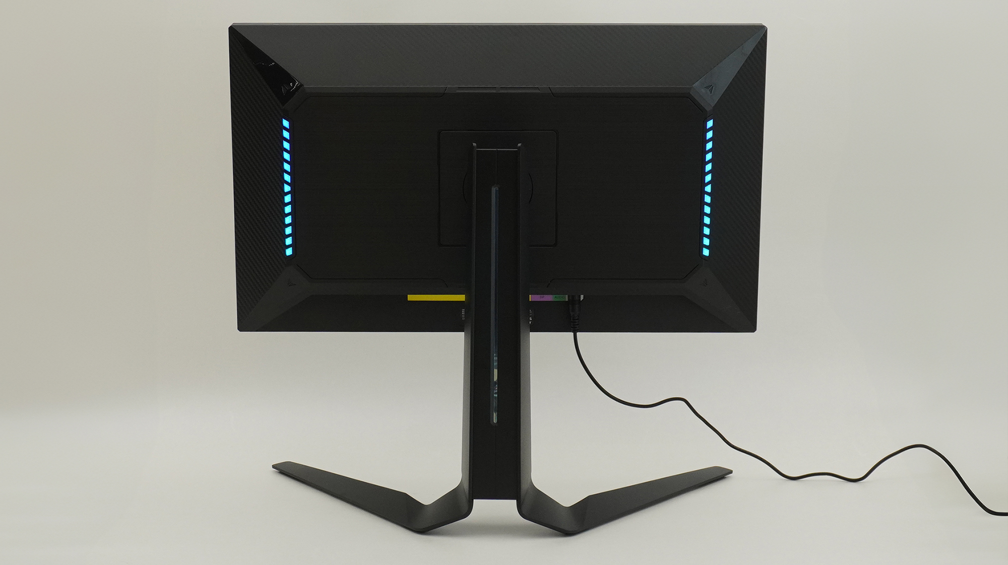 背面にはRGB LEDを搭載。光らせ方やカラーをカスタマイズできる