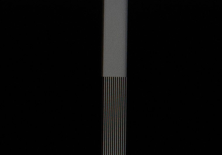 「オフ」設定。下段の縞模様が残像によって濁っている