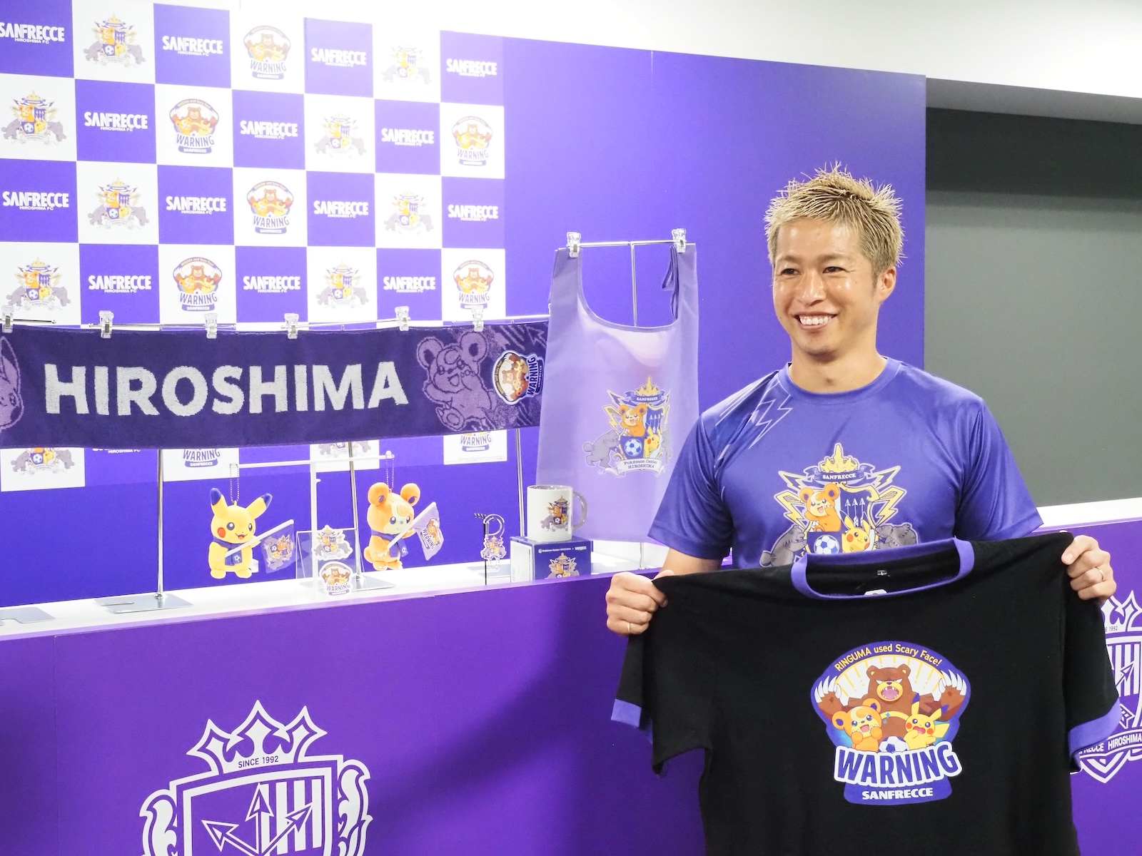 森崎氏お気に入りのグッズはTシャツとのこと。「ぜひコラボグッズを身にまとって楽しんでください」と語った