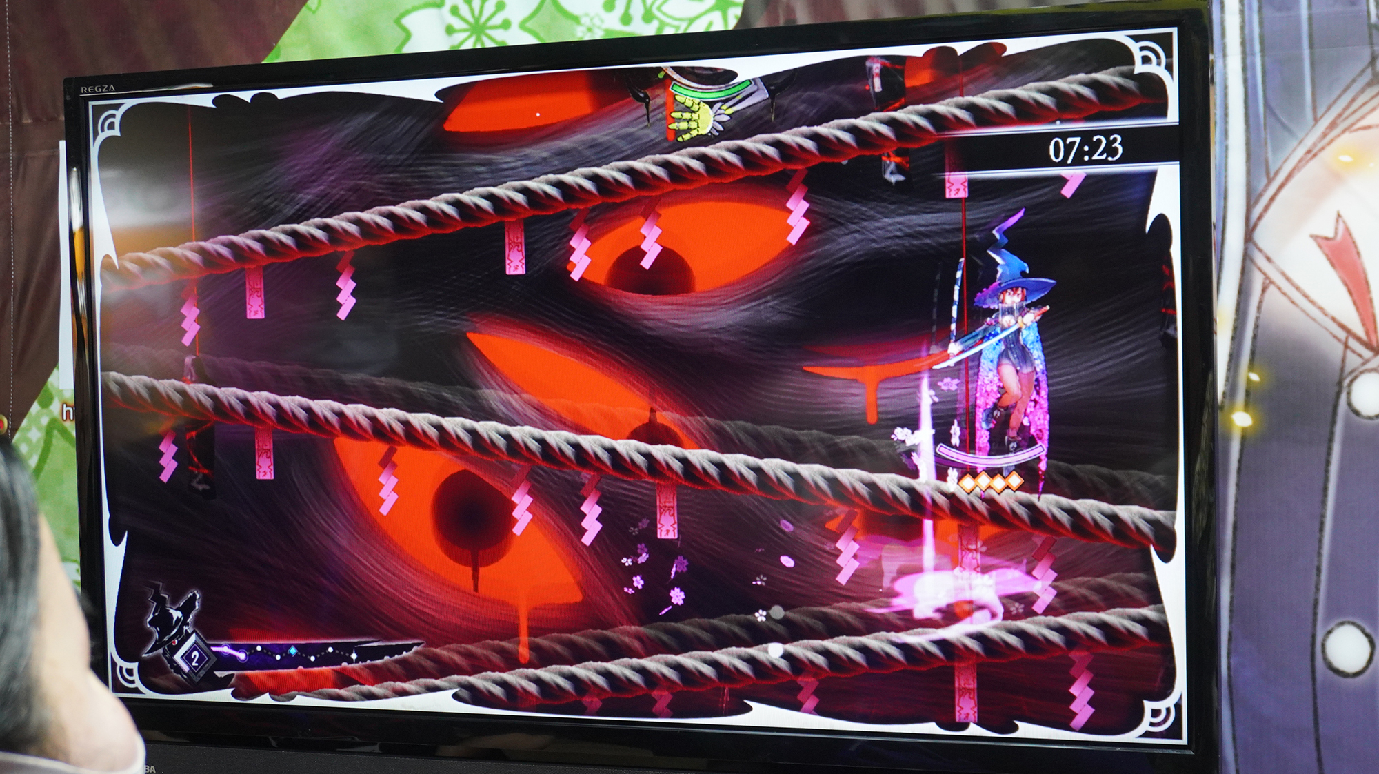 背景には和風の不気味さが漂っている