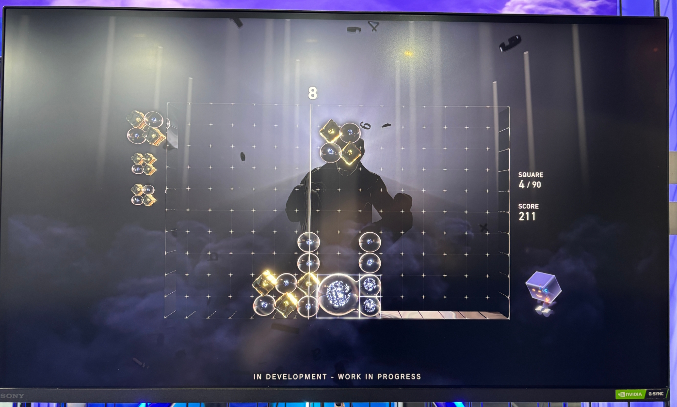 最初座っていたがスクエアの数に応じて立ち上がり歩き出す。演出も派手なものになっていく