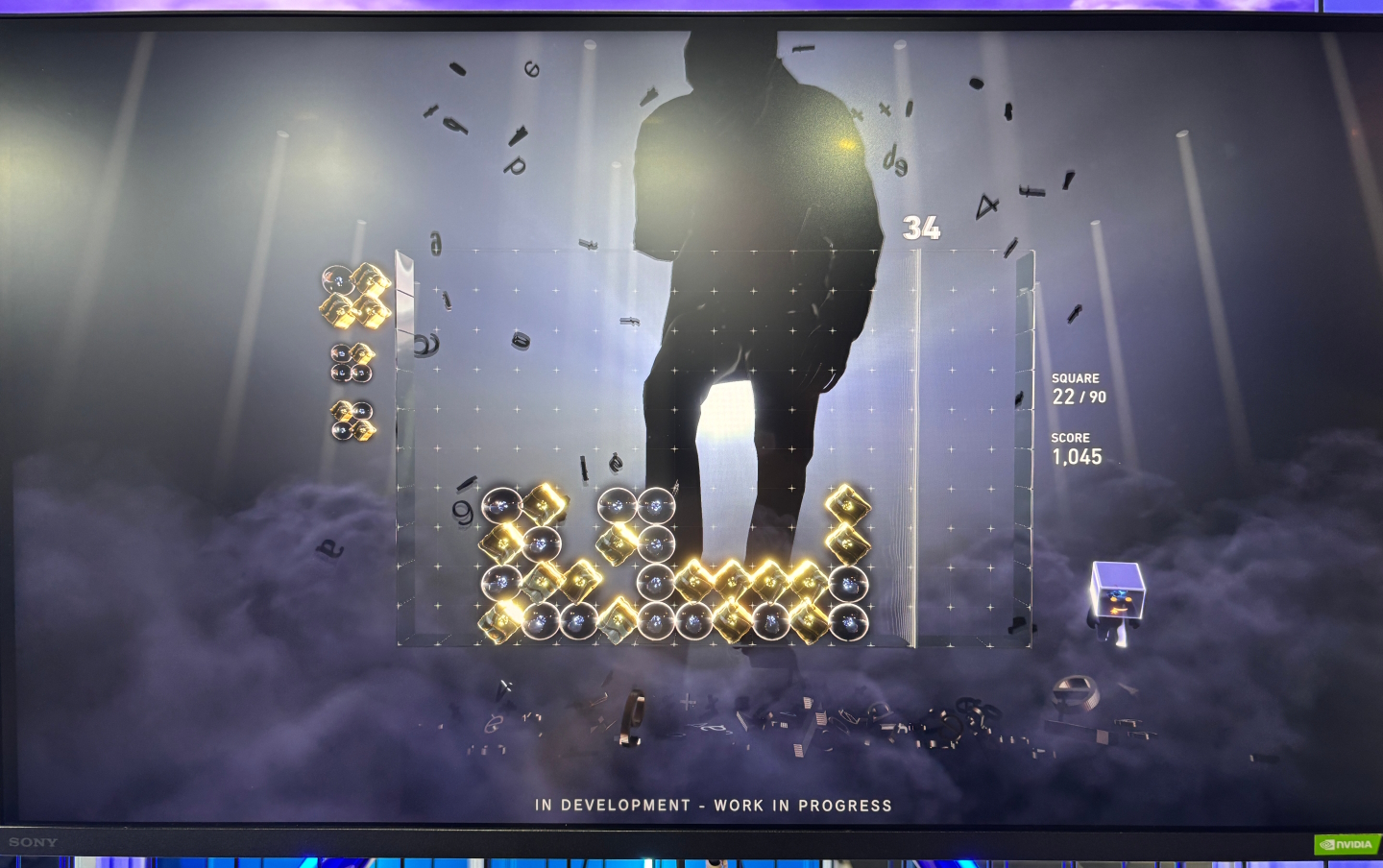 最初座っていたがスクエアの数に応じて立ち上がり歩き出す。演出も派手なものになっていく