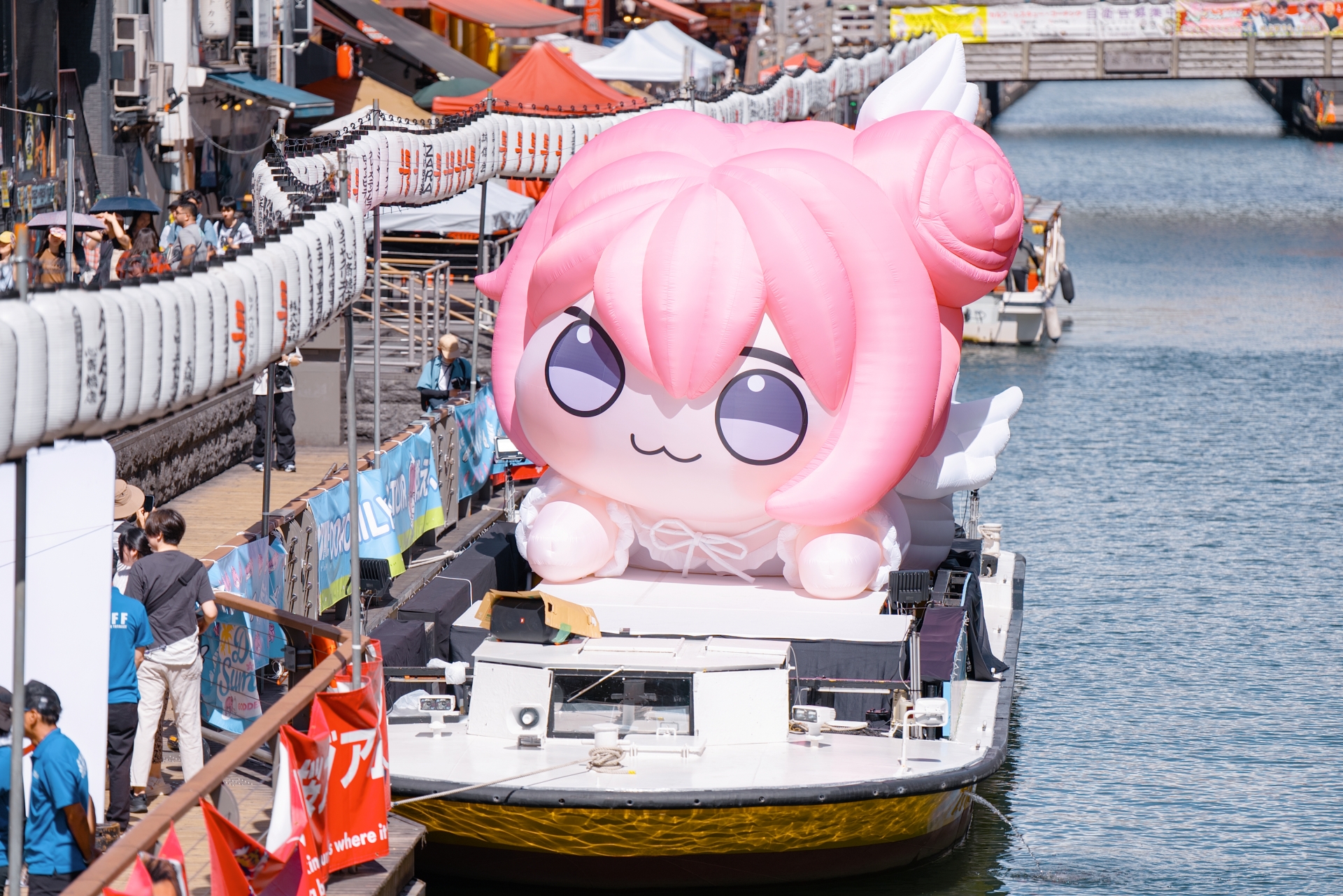 道頓堀に現われたDORO風船