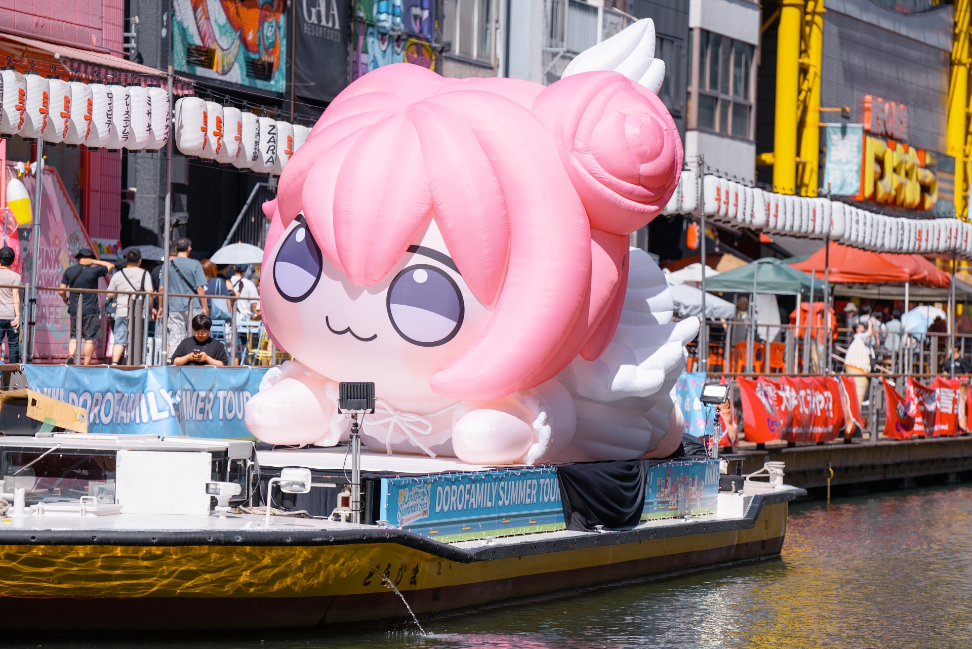 道頓堀に現われたDORO風船