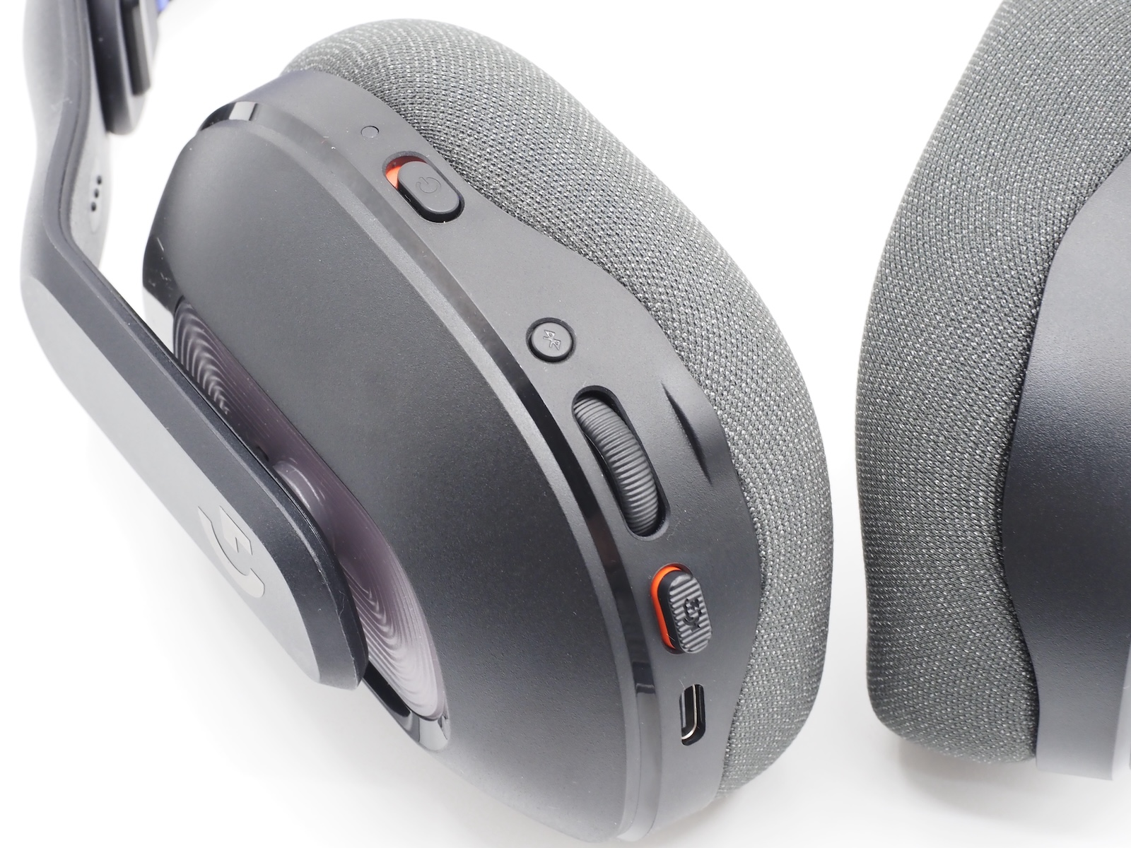 左後ろに各種スイッチが並ぶ。上から電源スイッチ、無線切り替えボタン（LIGHTSPEED／Bluetooth）、音量ダイヤル、マイクミュートスイッチ、USB-C端子