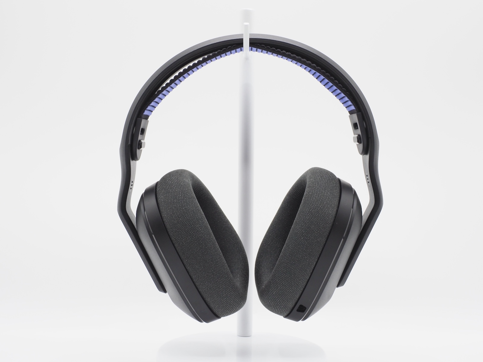 重量は290gと重くなっているが、装着感は良好で長時間のゲームプレイも快適だ