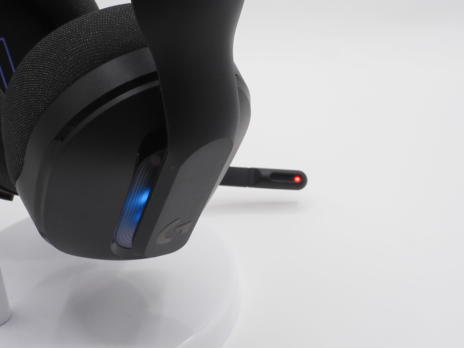 ミュート時は先端に内蔵されたLEDが光る。非常にわかりやすい