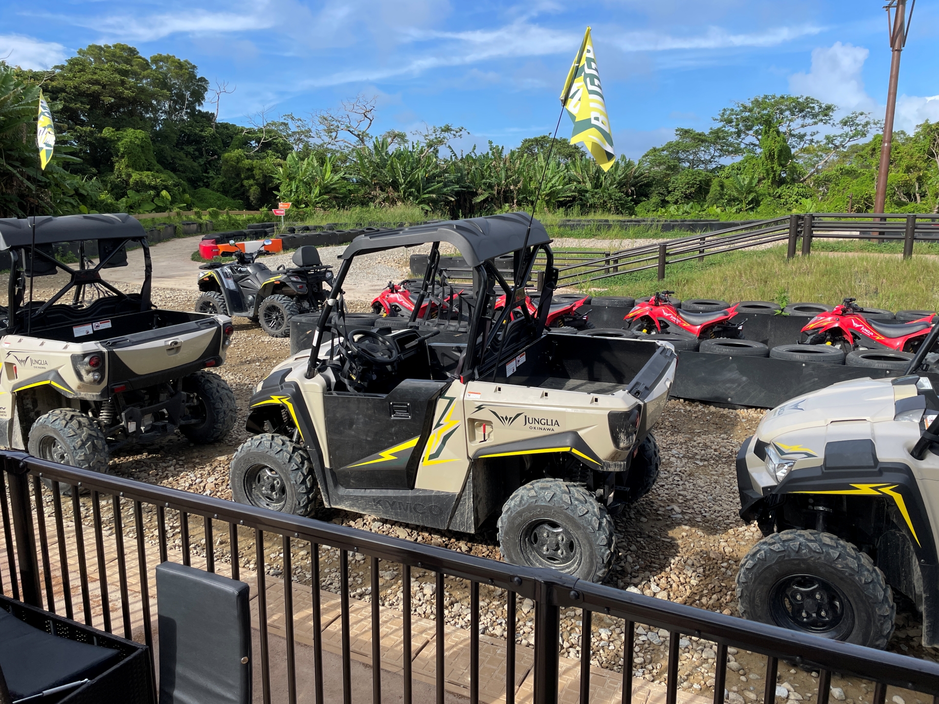 「アドレナリン チャレンジ コース」にて乗り込むバギー