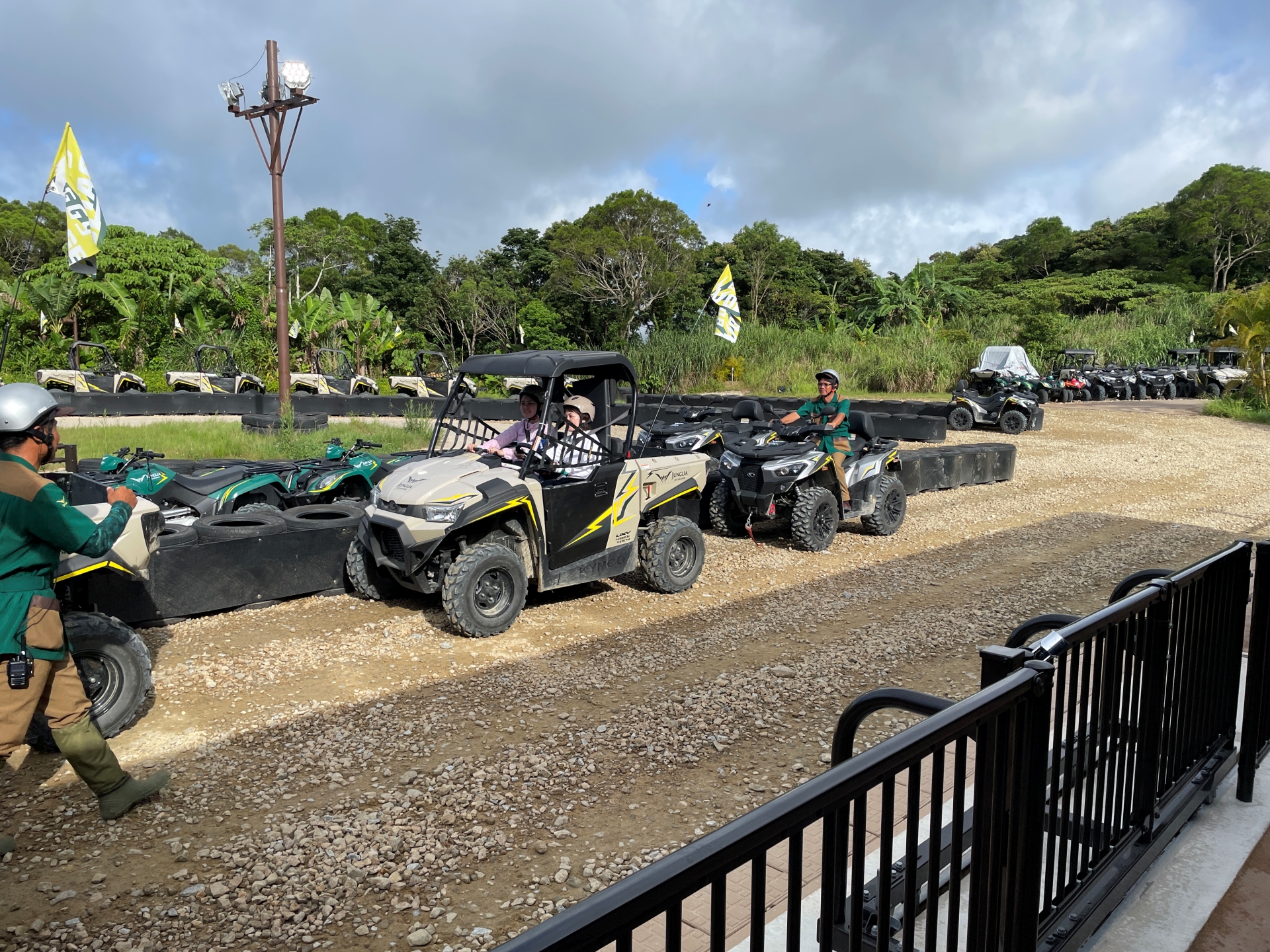 運転者のほか、同乗者が1名乗れる