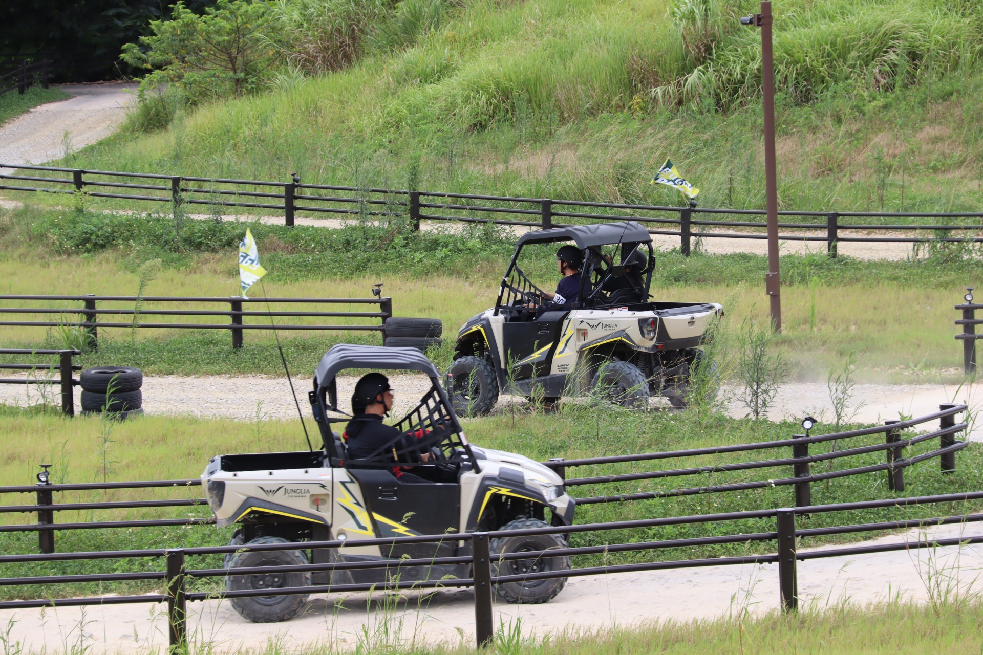 平坦な道は爽快。茂みの中のコースは狭いので、慎重なコントロールが必要になる