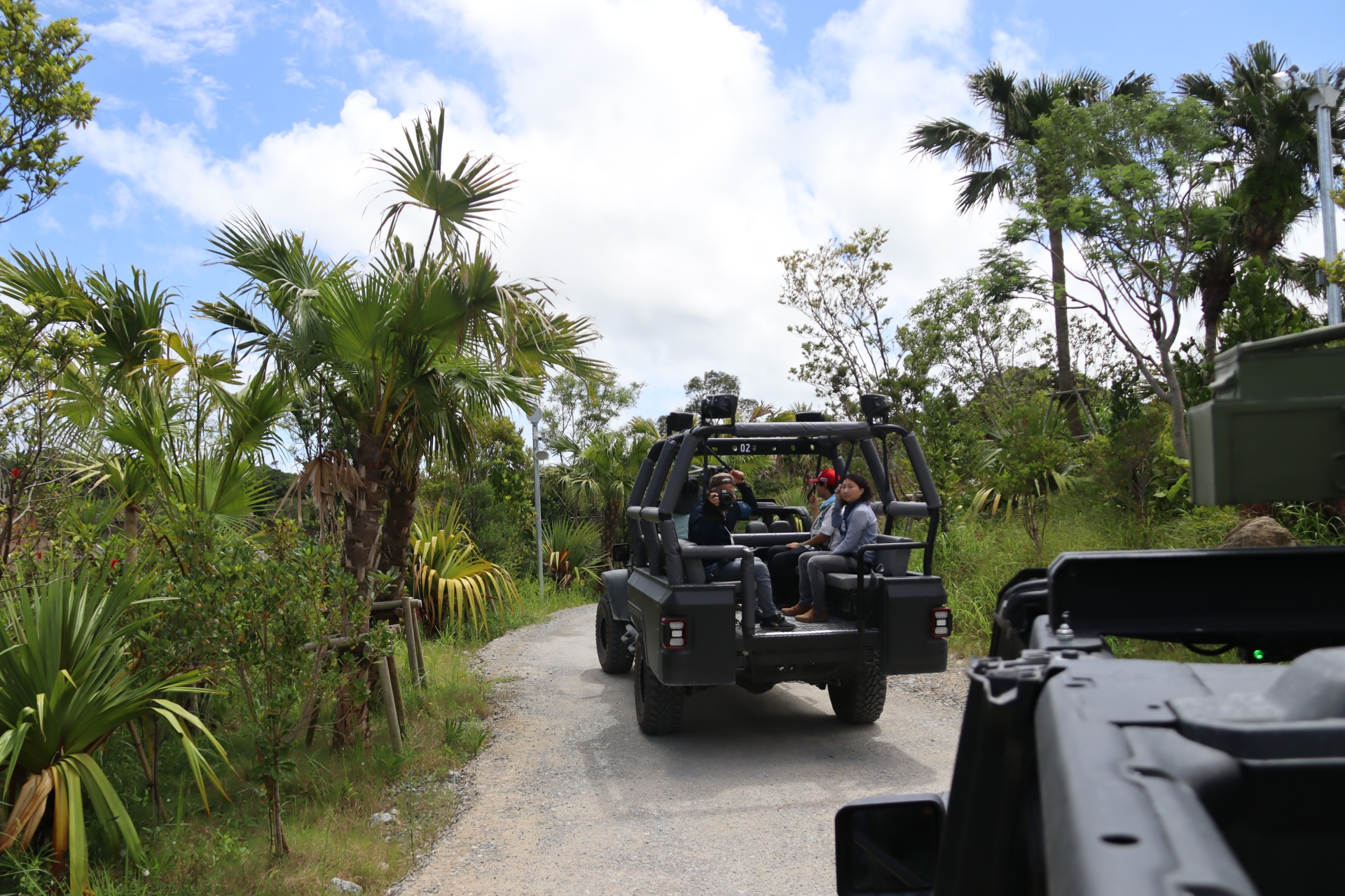 装甲車に乗り込み、草食恐竜の確認に出発！