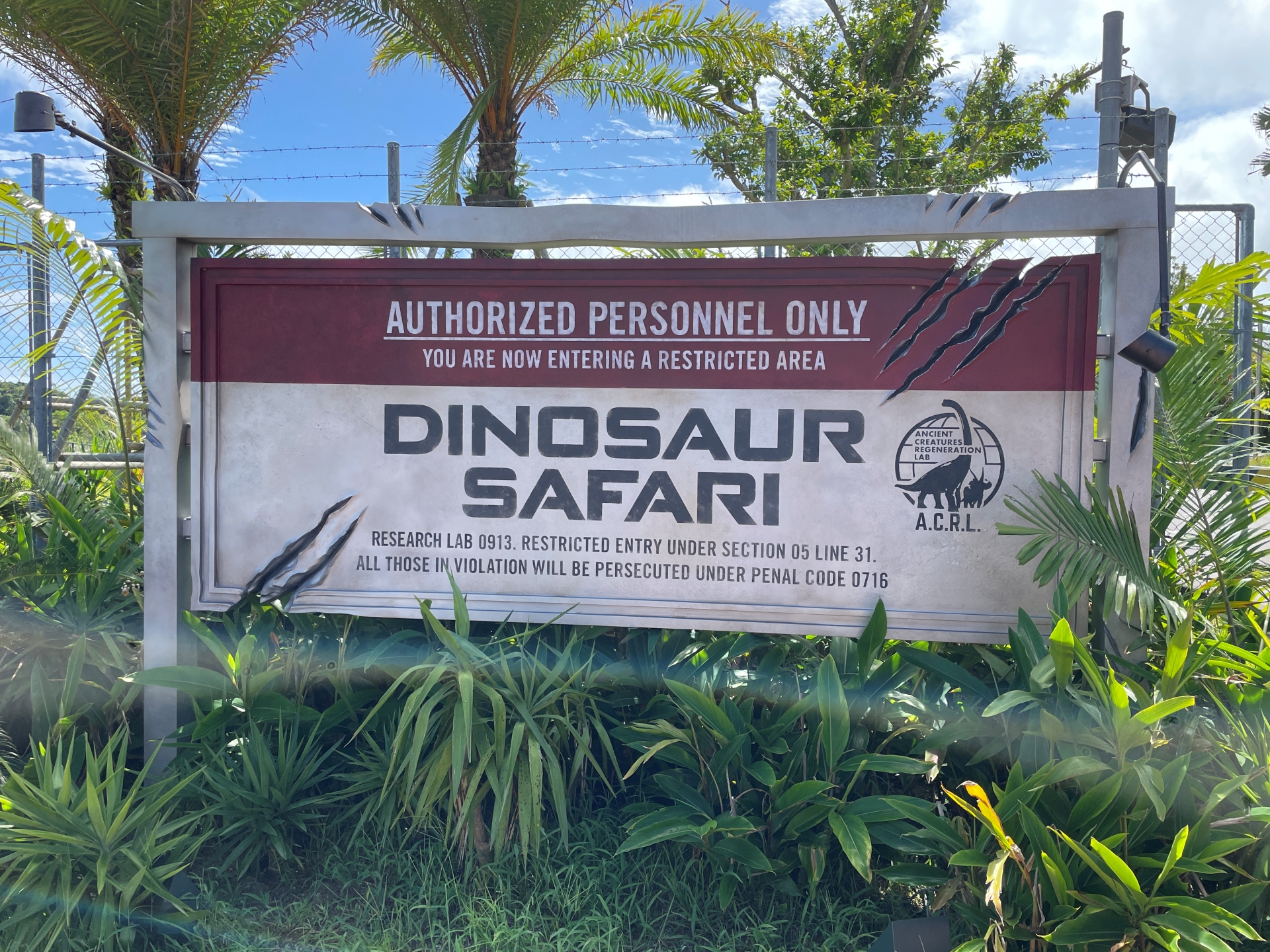 アトラクション入口。待機列がたっぷり取られている