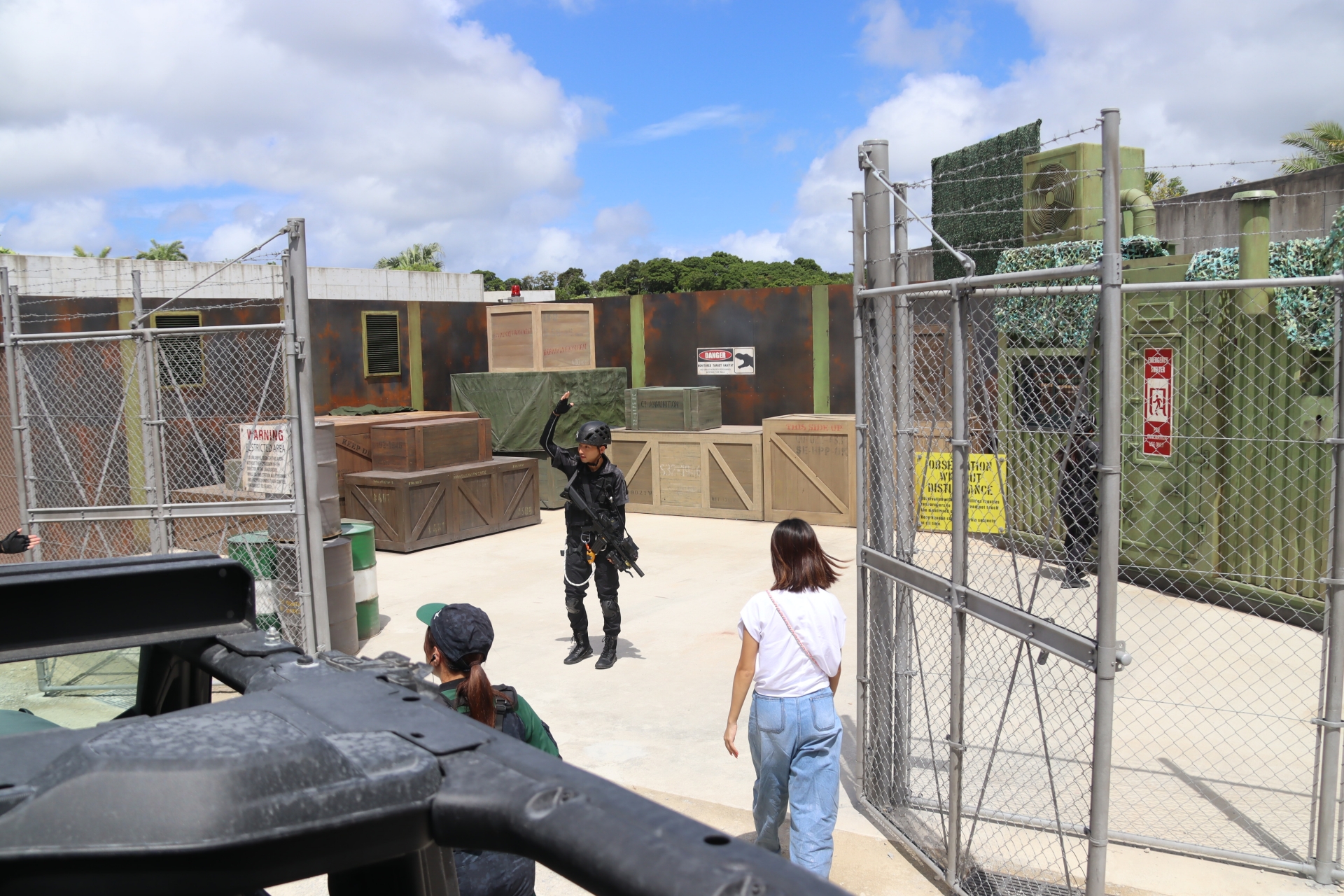 緊急事態のため車から降りる