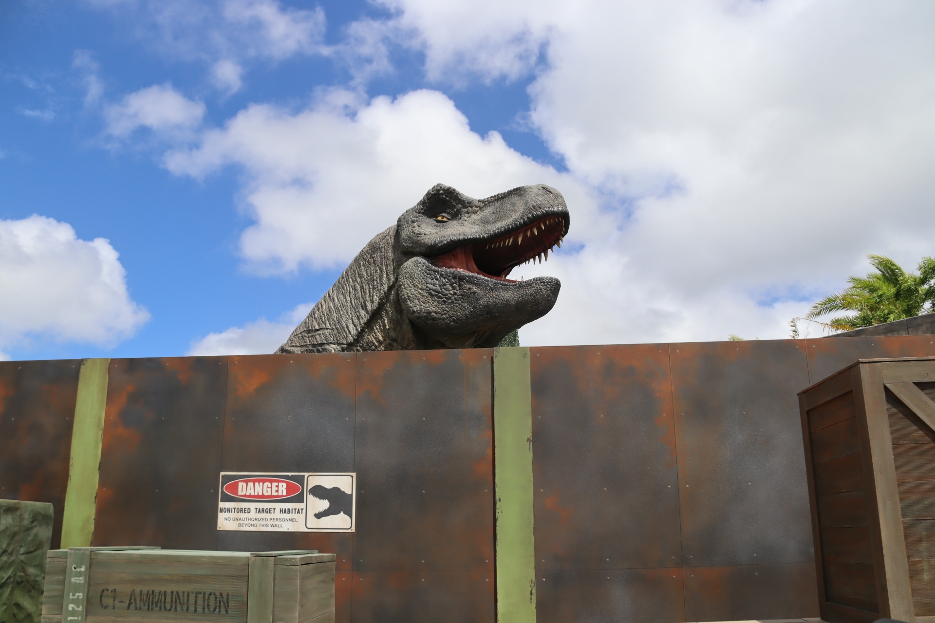 そうこうしているとT-REX登場！