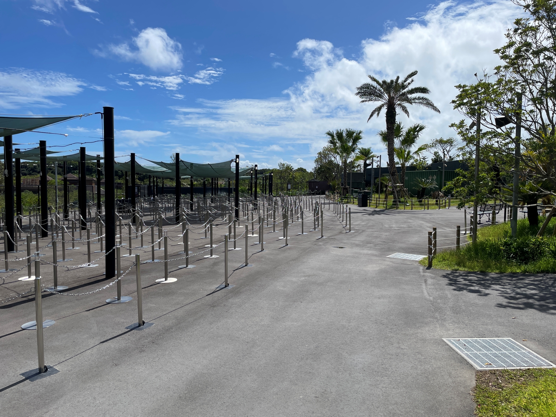 アトラクション入口。待機列がたっぷり取られている