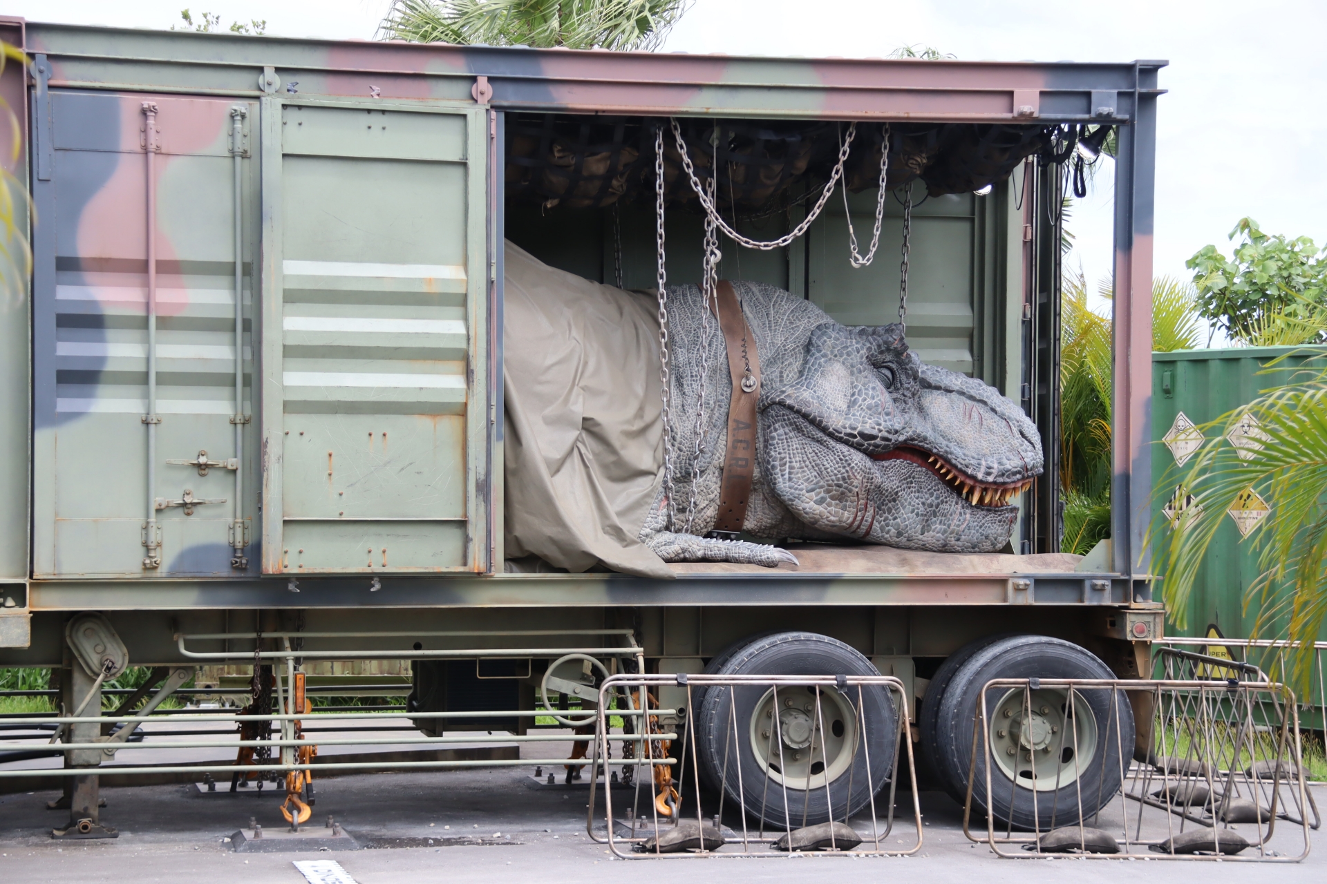 アトラクションの最後には、別個体のT-REXがいる。「麻酔で眠っているから安全ですよ」「安全です」「近づいても大丈夫です」と何度も言われながら、近くによっての記念撮影タイムがはじまる