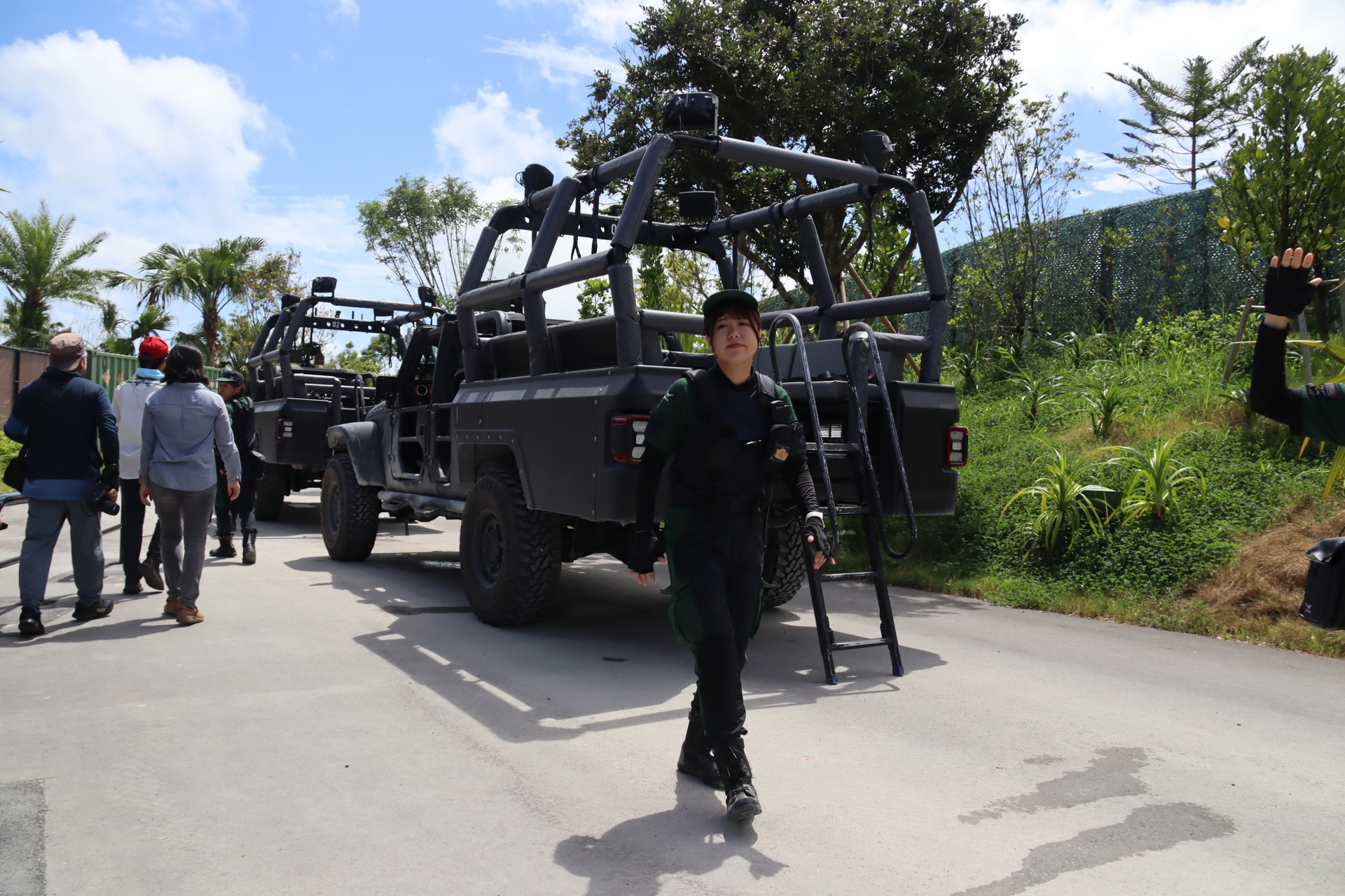 装甲車に乗り込み、草食恐竜の確認に出発！