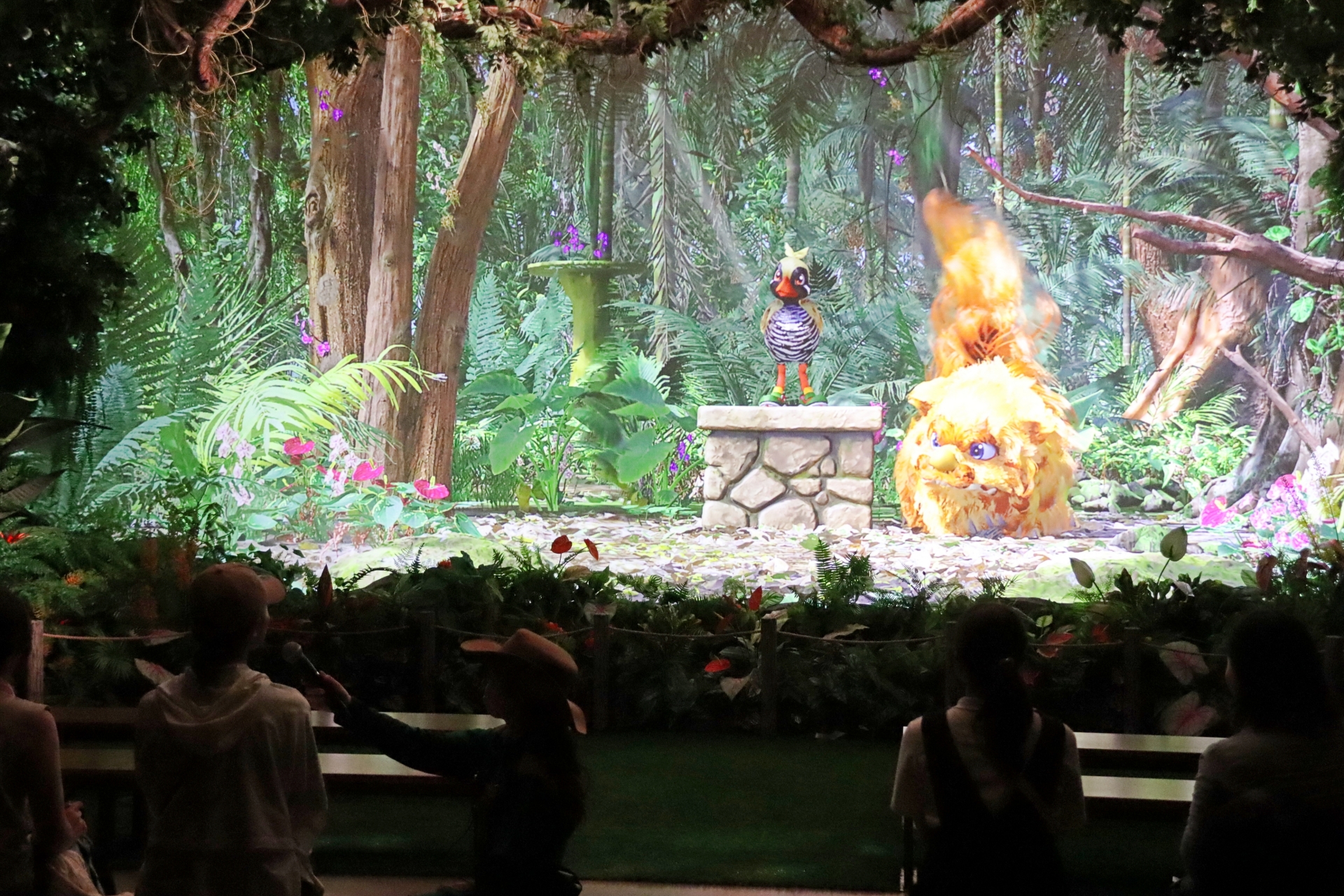 ジャンは来場者とインタラクティブに会話する