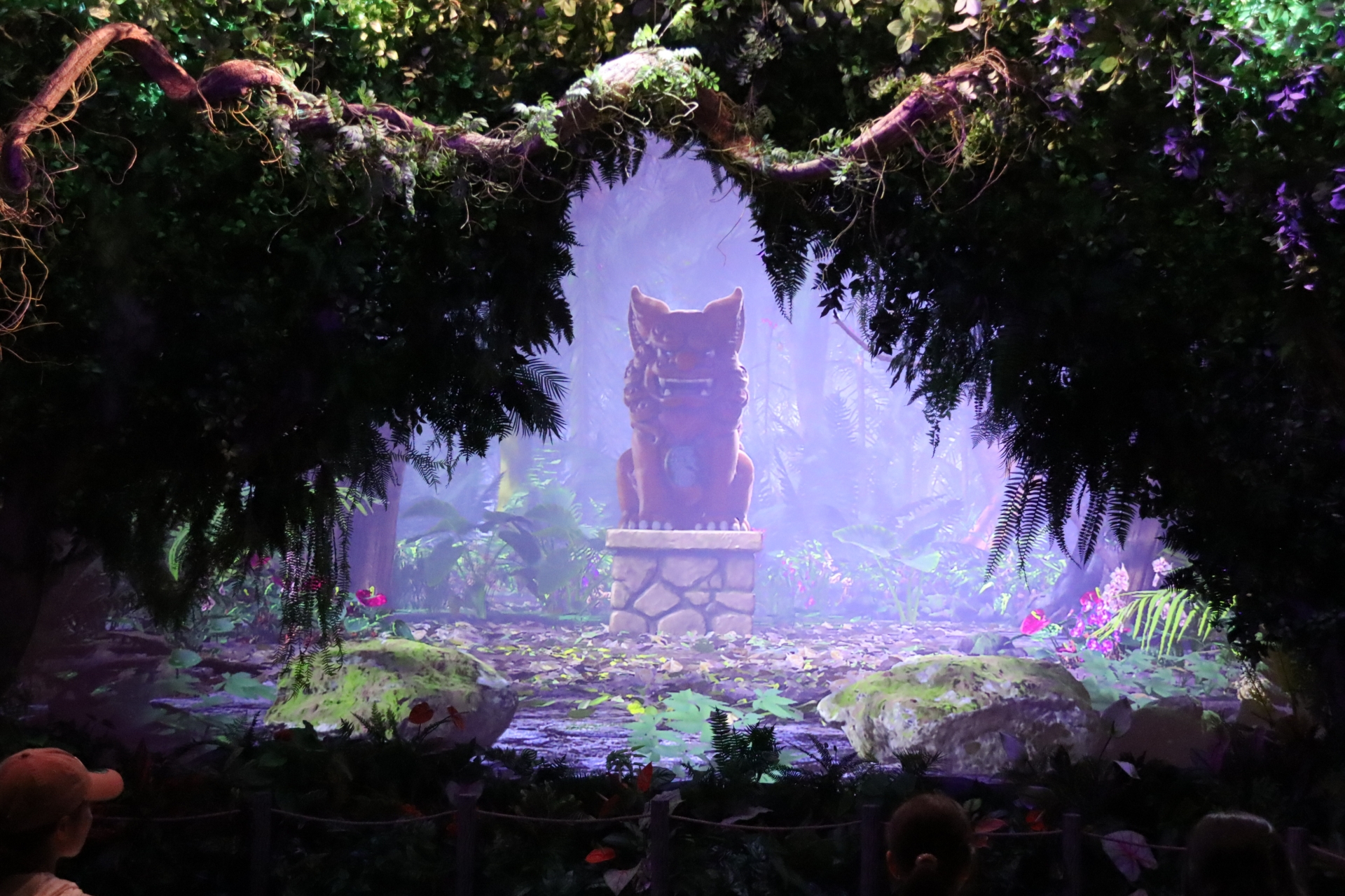 森にはシーサーの像が