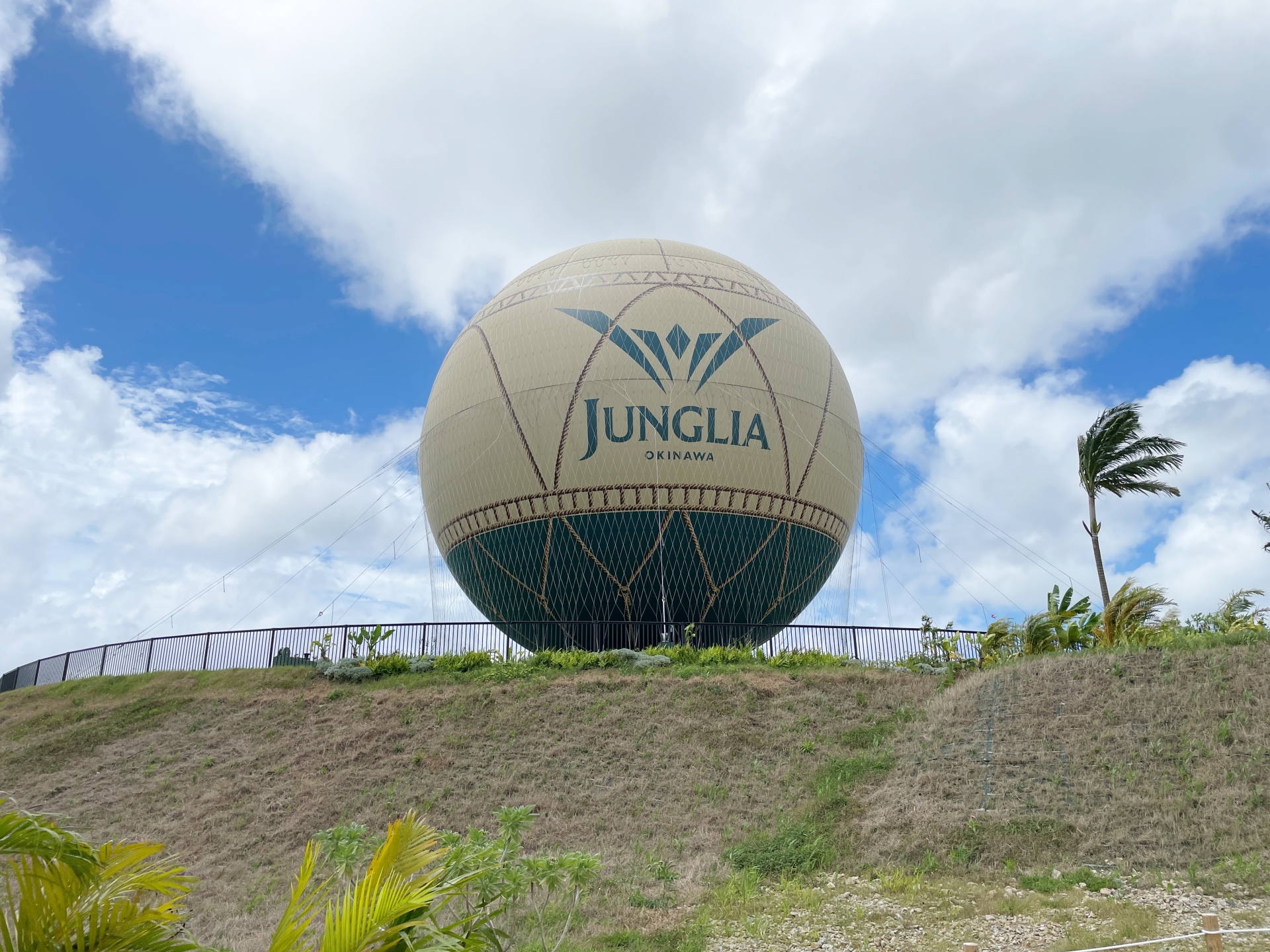 気球は小高い丘の上にある