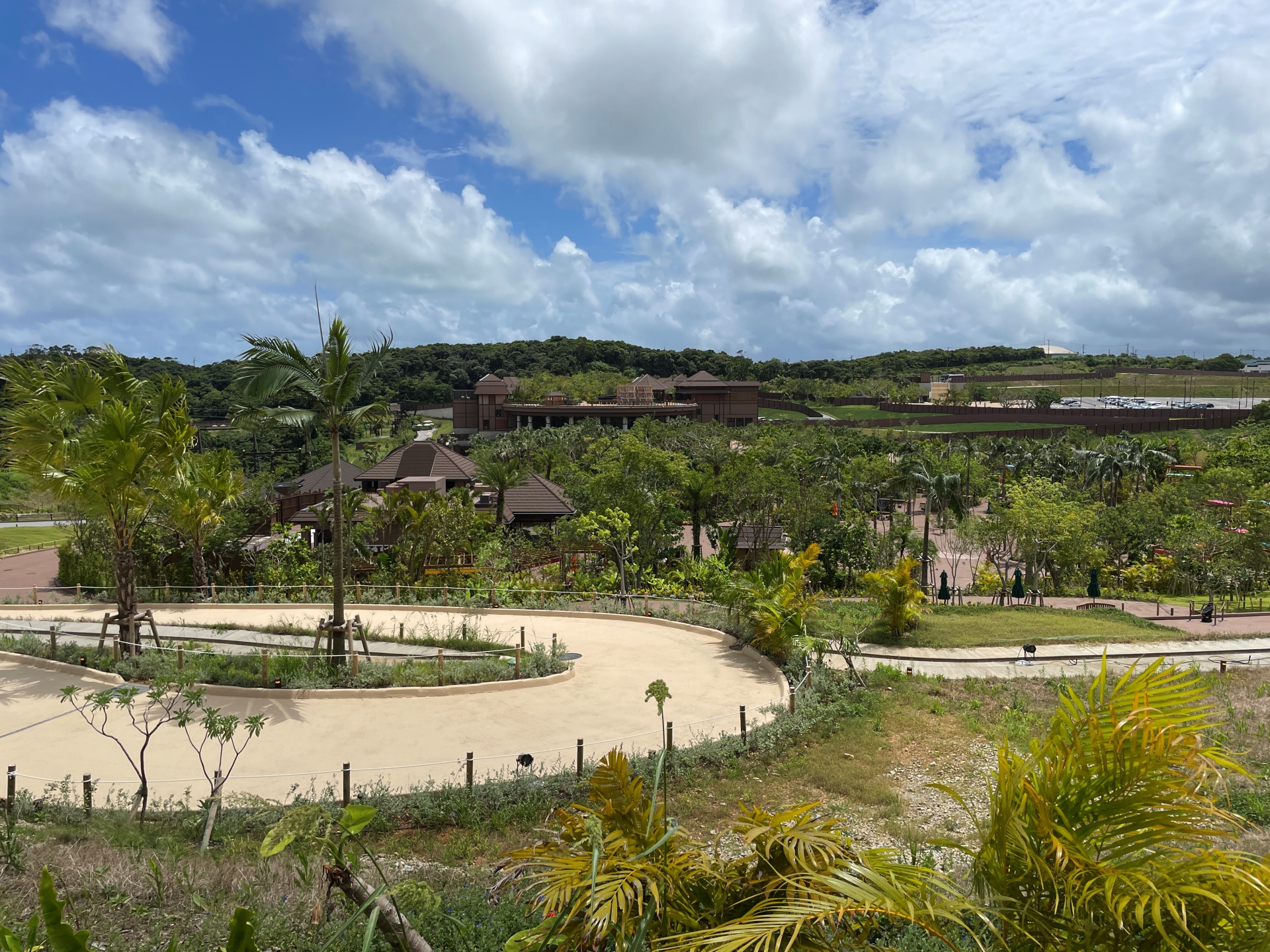 丘の上からの景色もいい。気球は飛ばずとも、訪れる価値がある