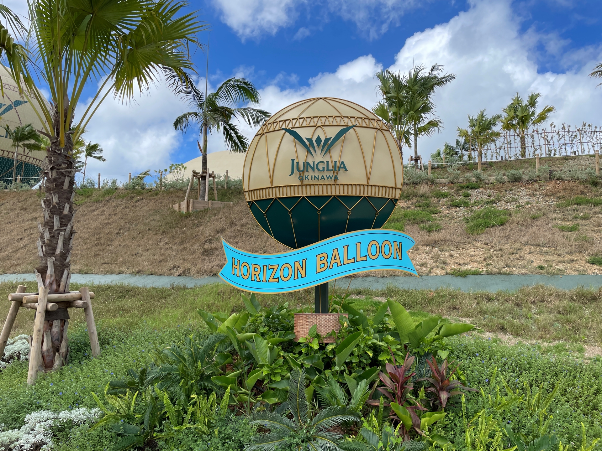 丘までの道を登っていくと、ショップがある