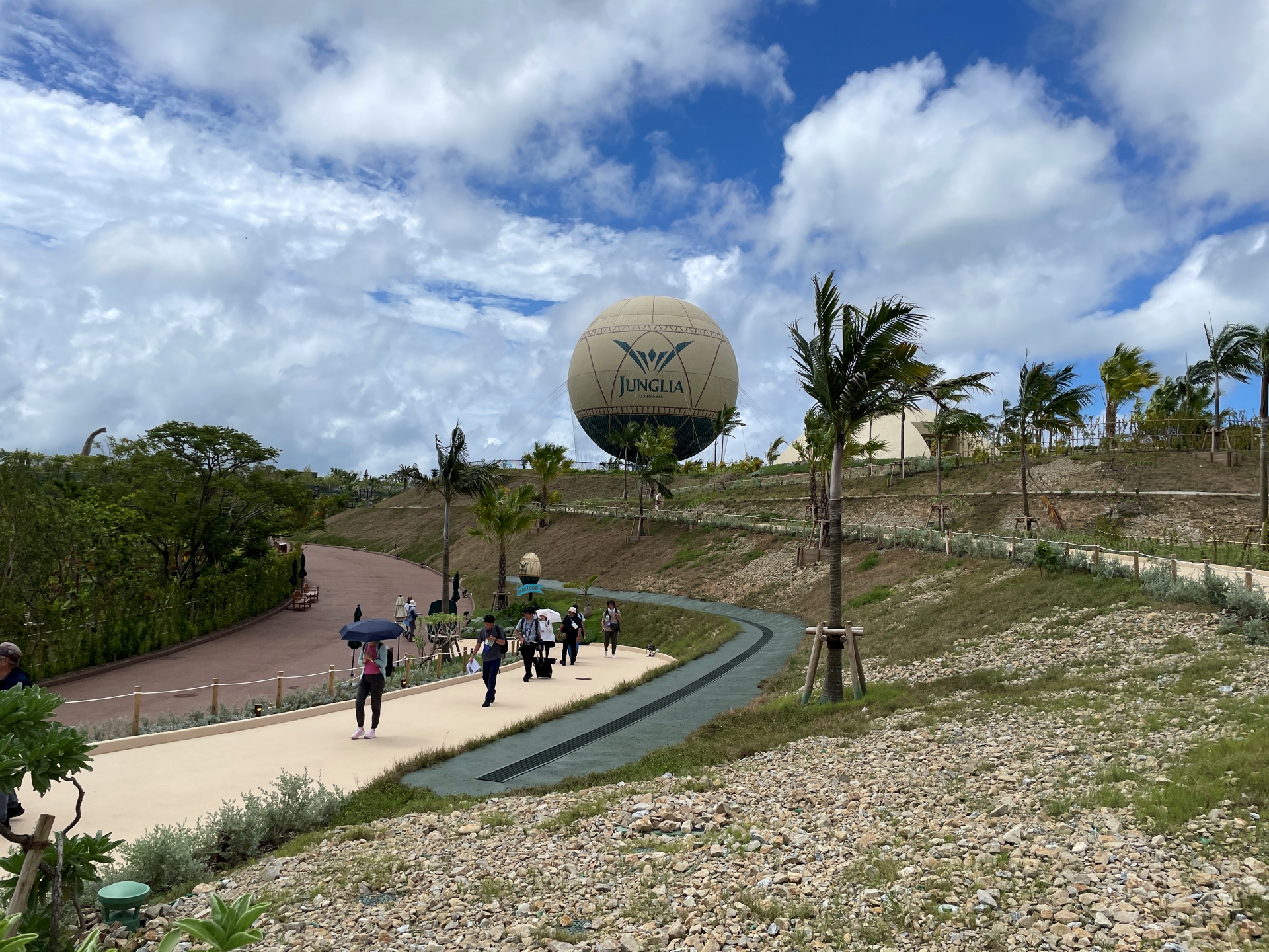 丘までの道を登っていくと、ショップがある