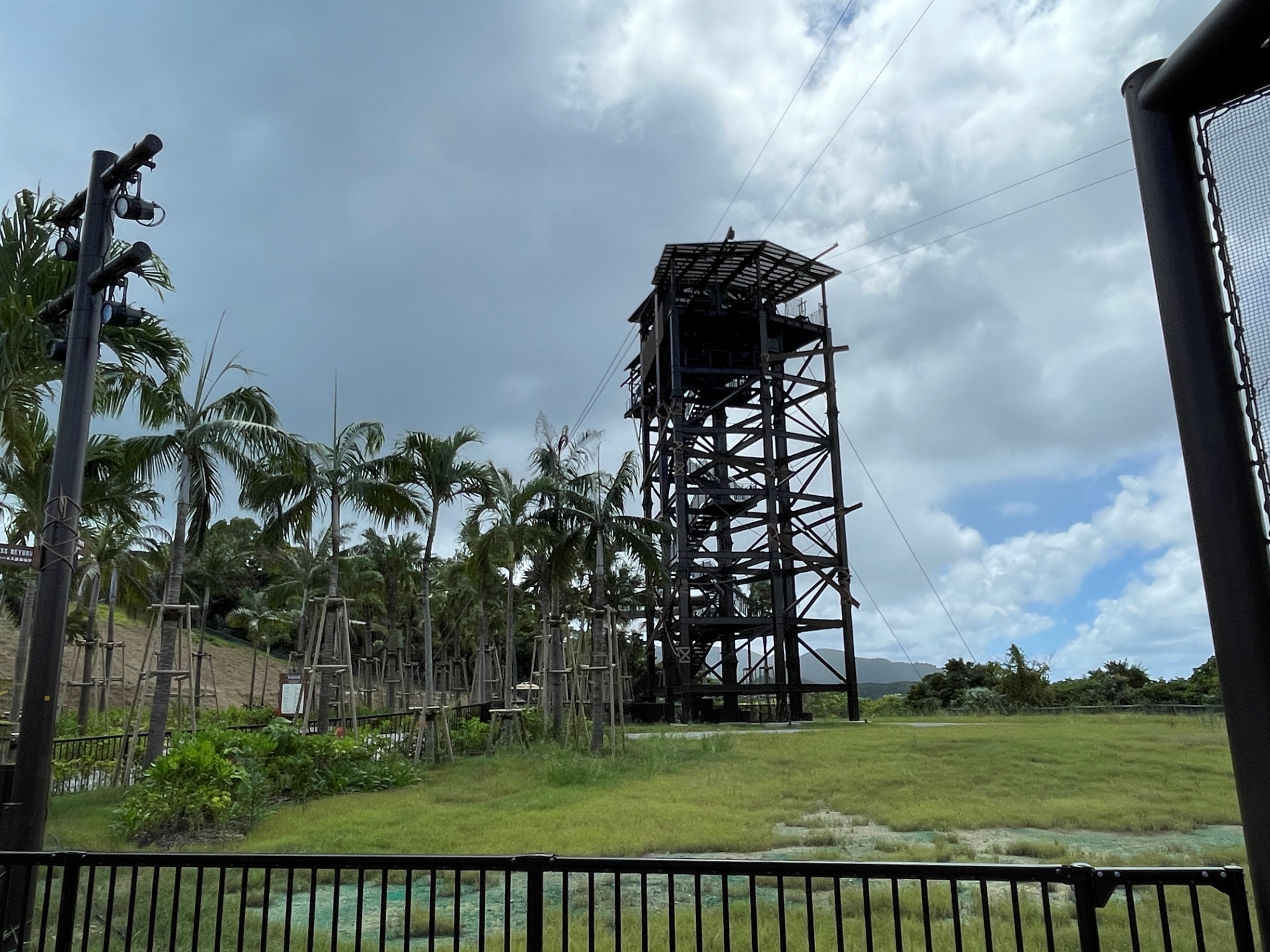 高さ約20mある「エクストリームズタワー」。ここから3つのアトラクションが体験可能